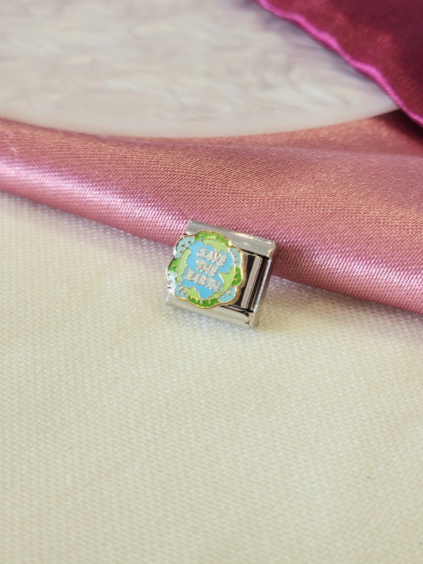 Charm save the earth plateado #14