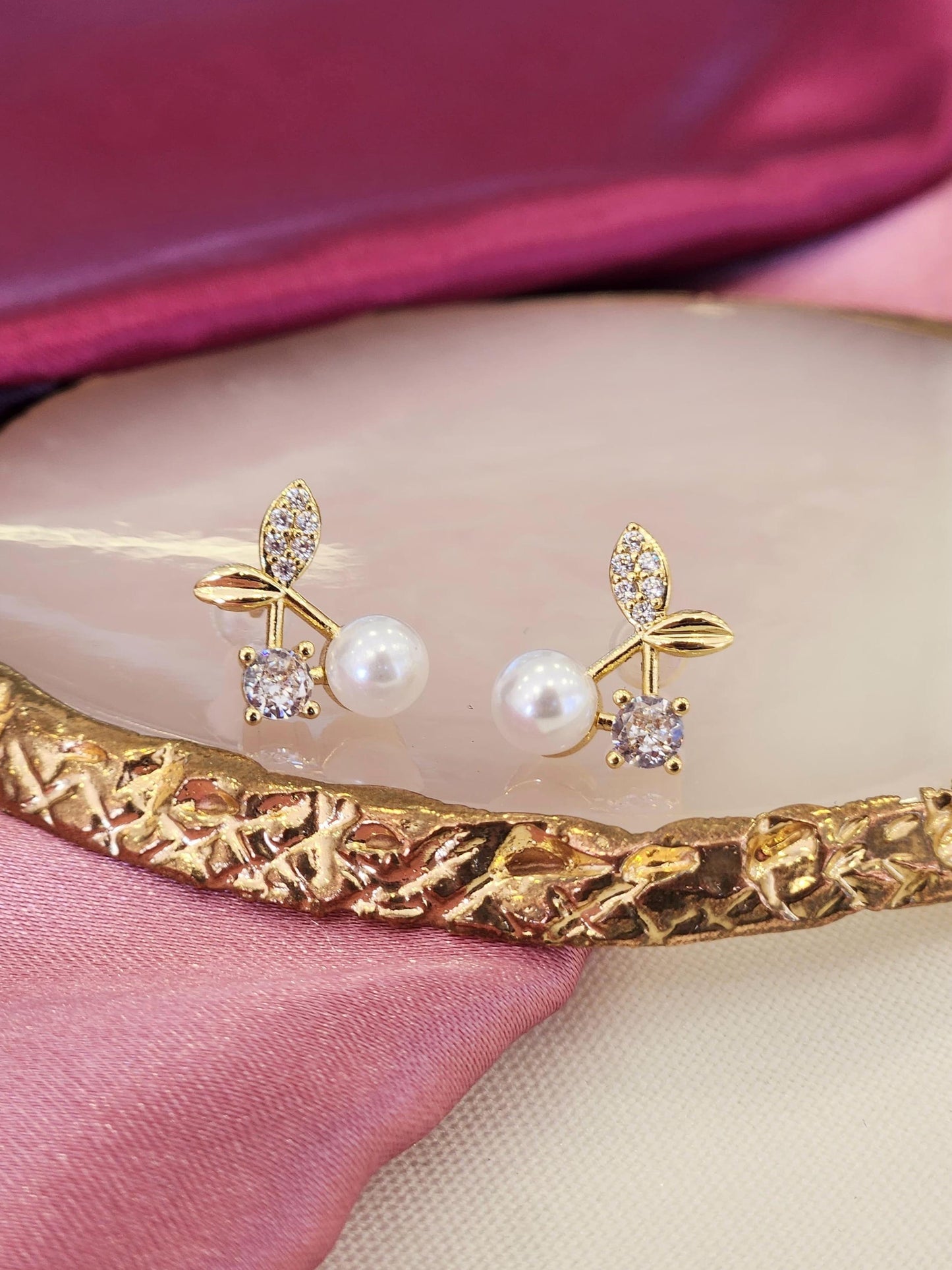 Aretes cereza blanca perla redonda zirconia #220
