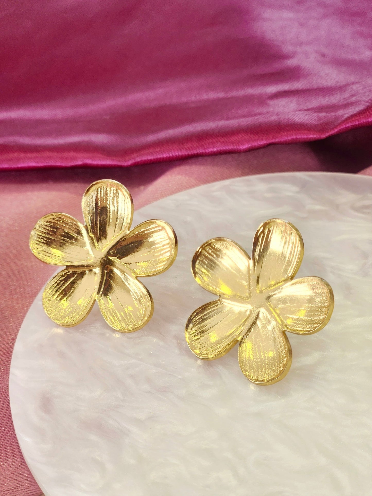 Aretes flor 5 petalos hundidos