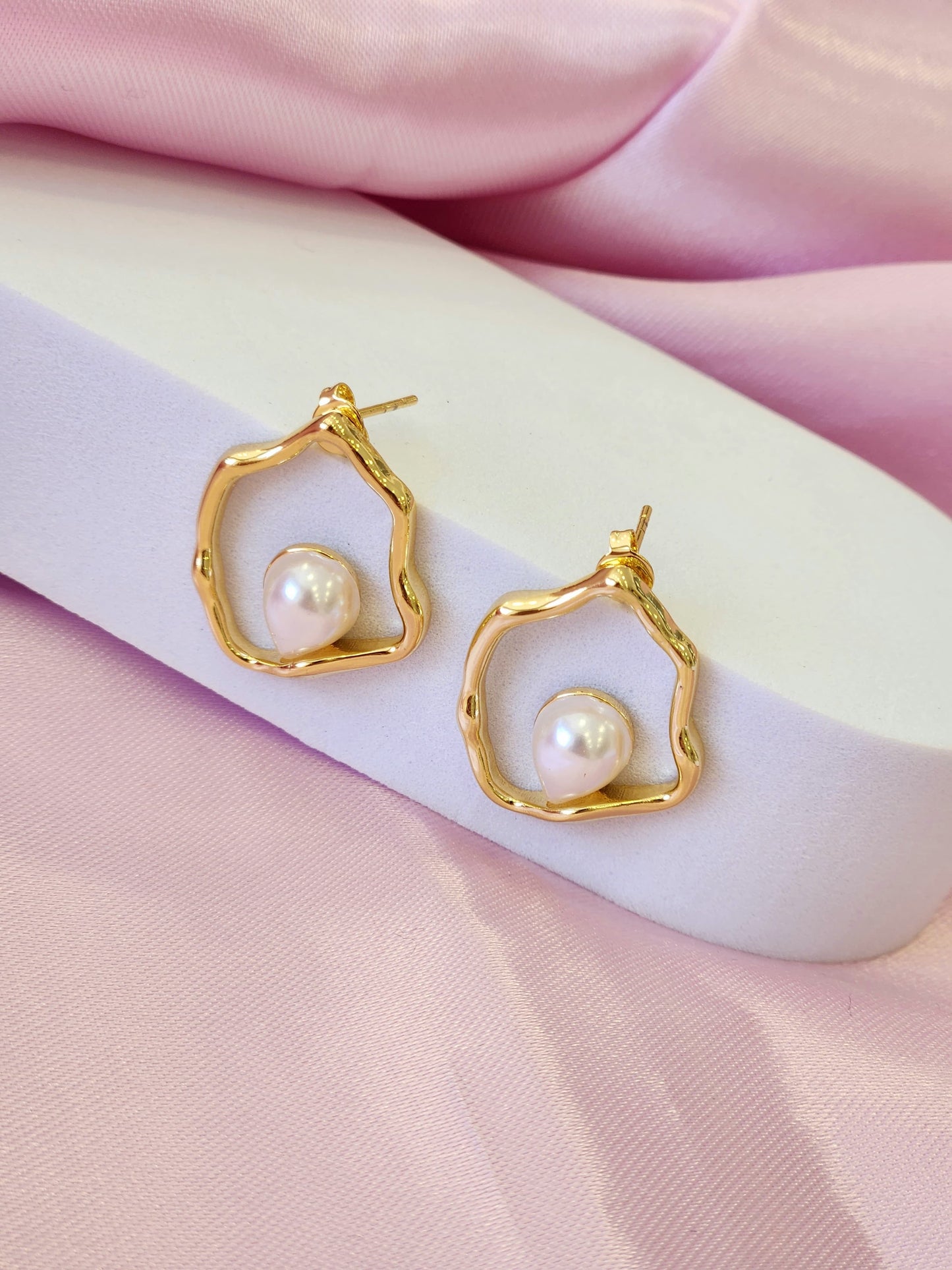 Aretes bordes irregulares con perla al centro #E17