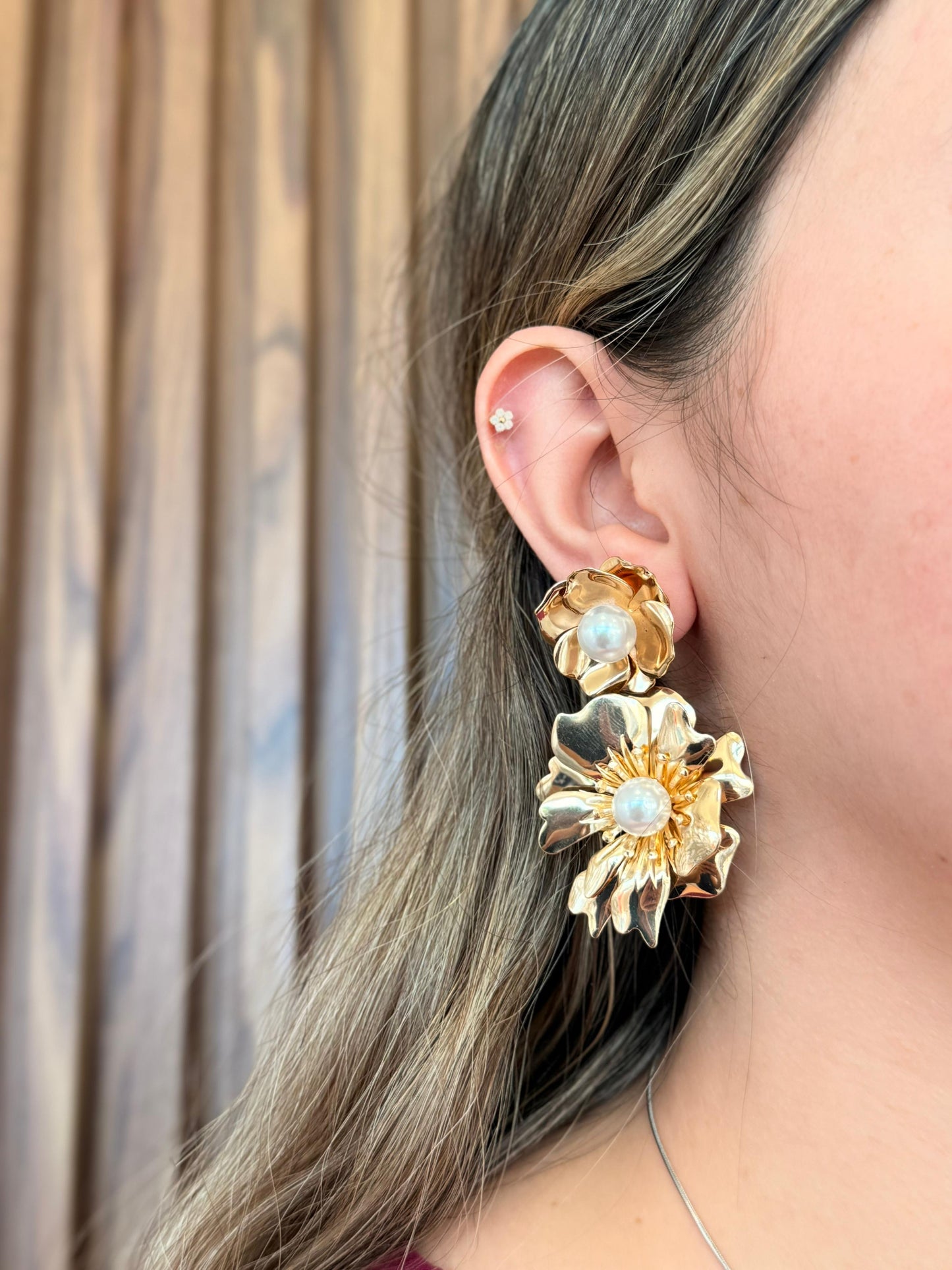 Aretes largos flor perla dos tamaños #K87