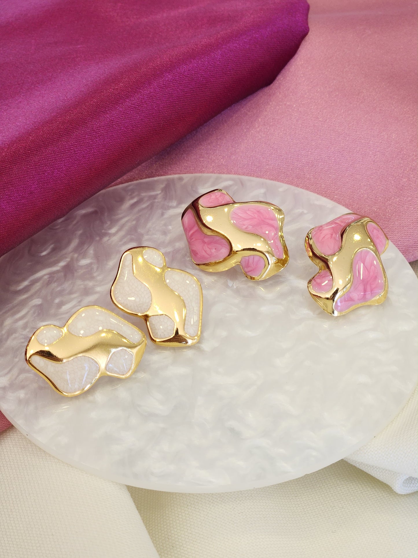 Aretes curvas irregulares blancas y doradas #K50 y #K54 #R28