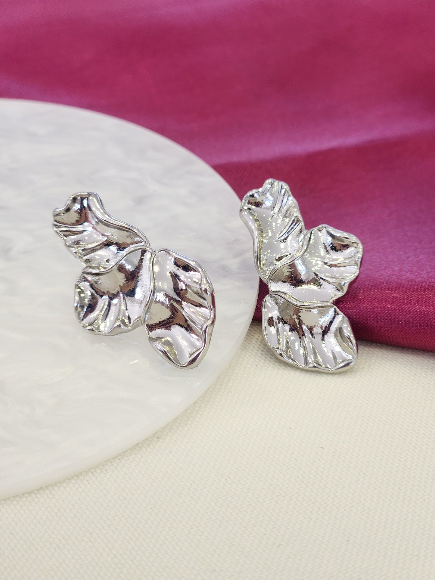 Aretes media flor plateados #J47