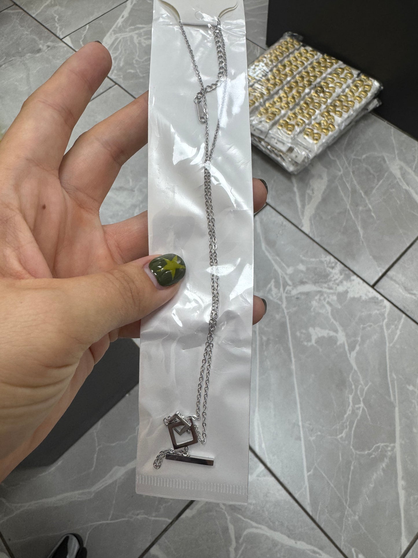 Collar doble cuadro hueco entrelazado