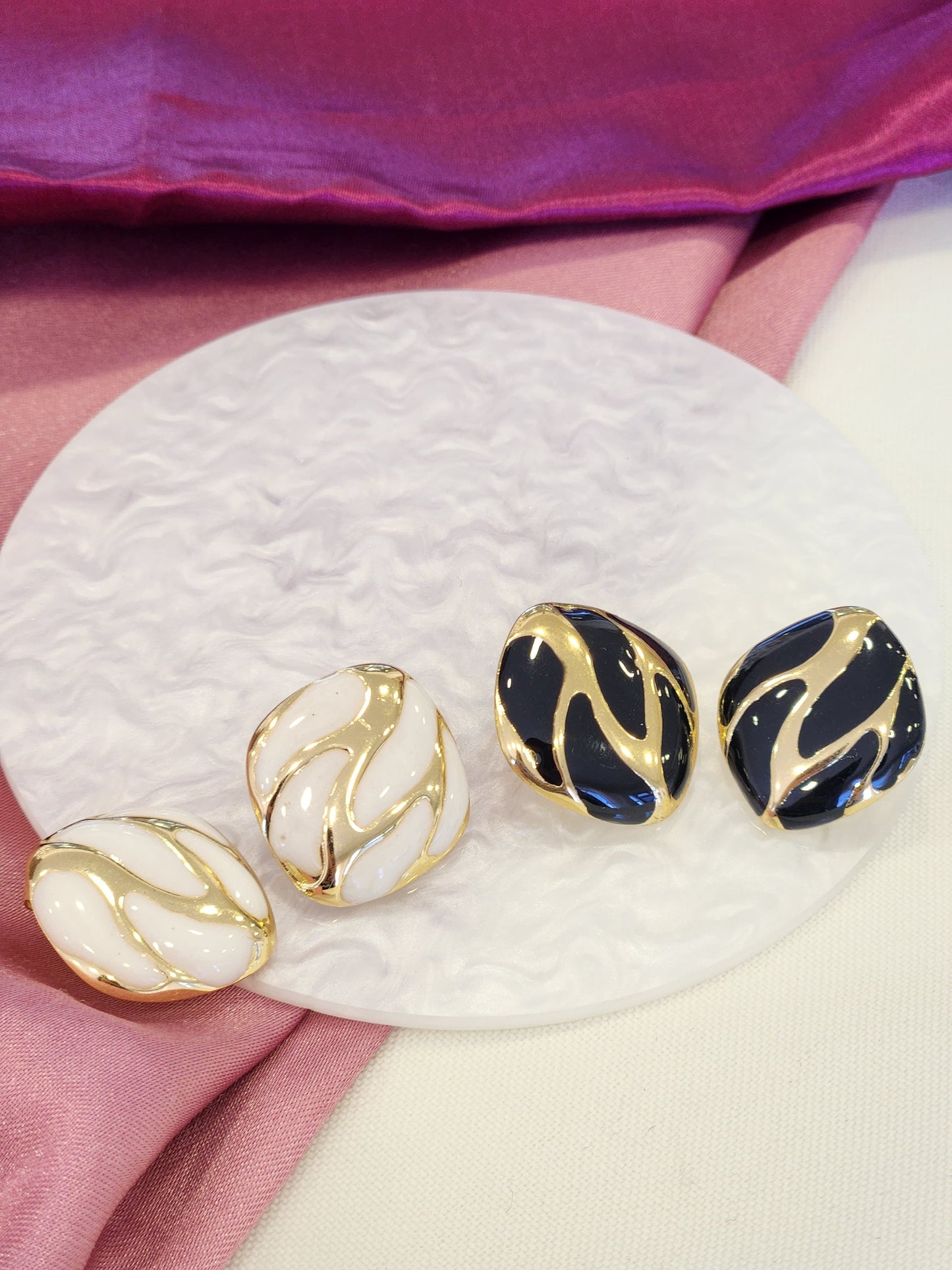 Aretes ovalados con ondas doradas #L5