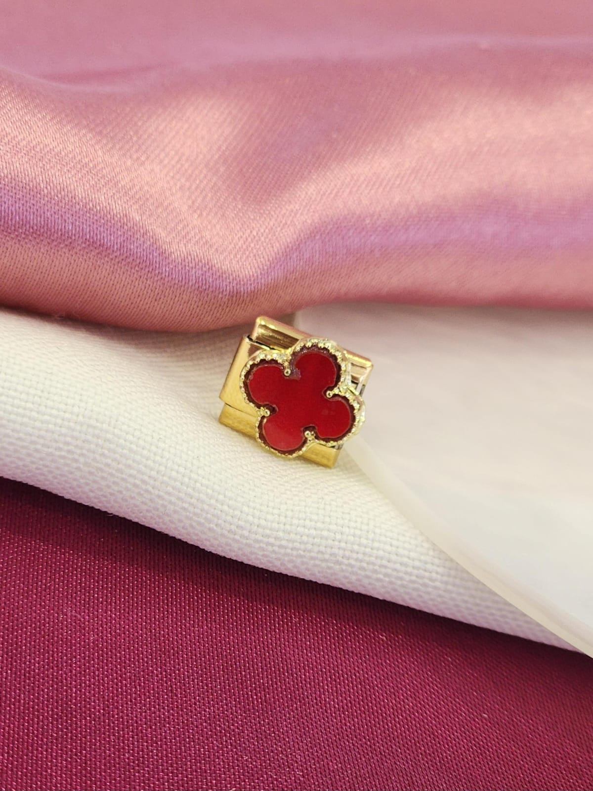 Trebol rojo Dorado Charm #8