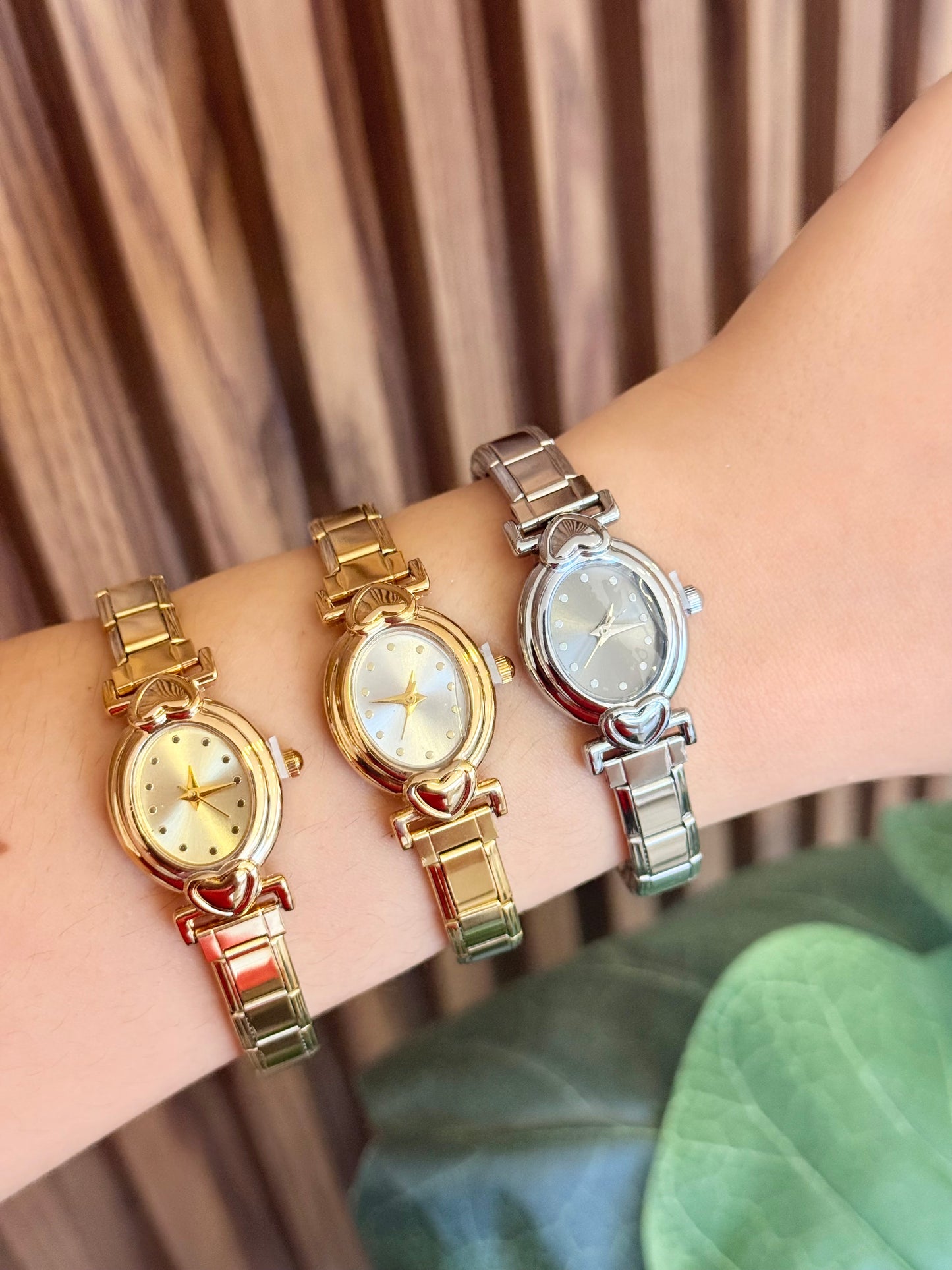 Reloj ovalado chico corazones