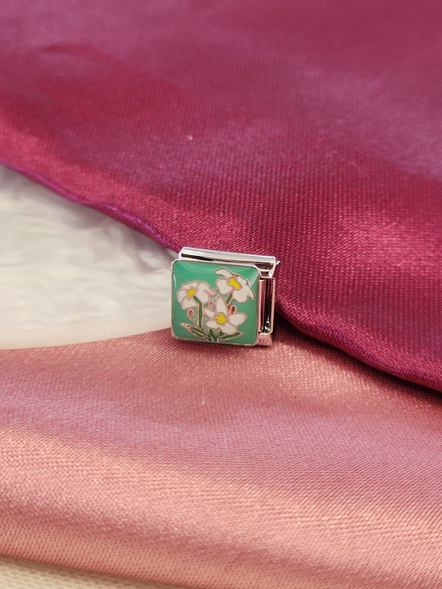 Charm flores blancas fondo verde #2