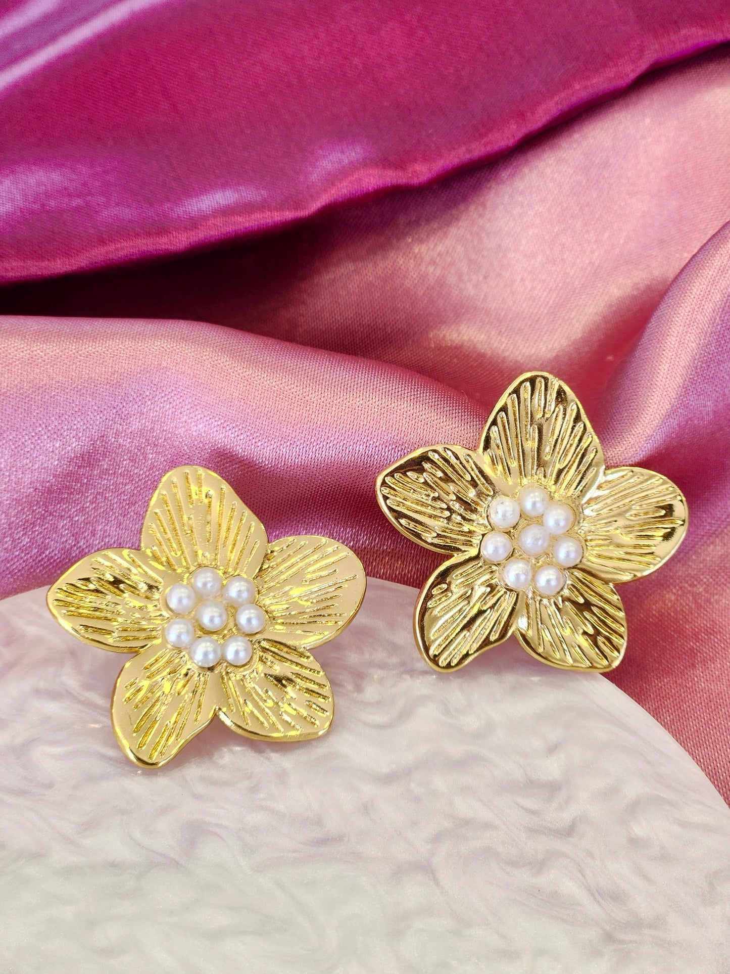 Aretes flor rayas perlas mini