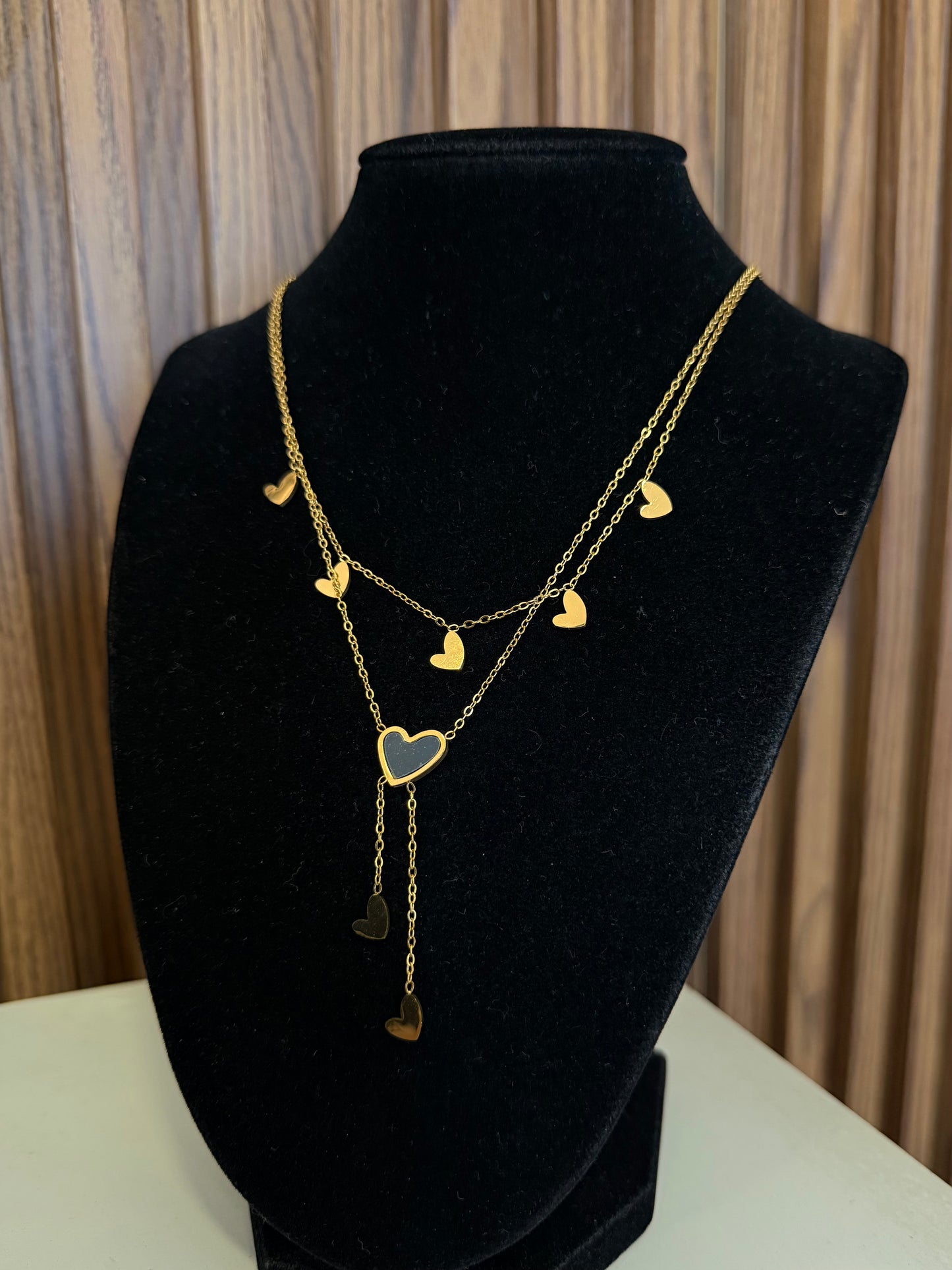 Collar multiples corazones colgantes negro opaco