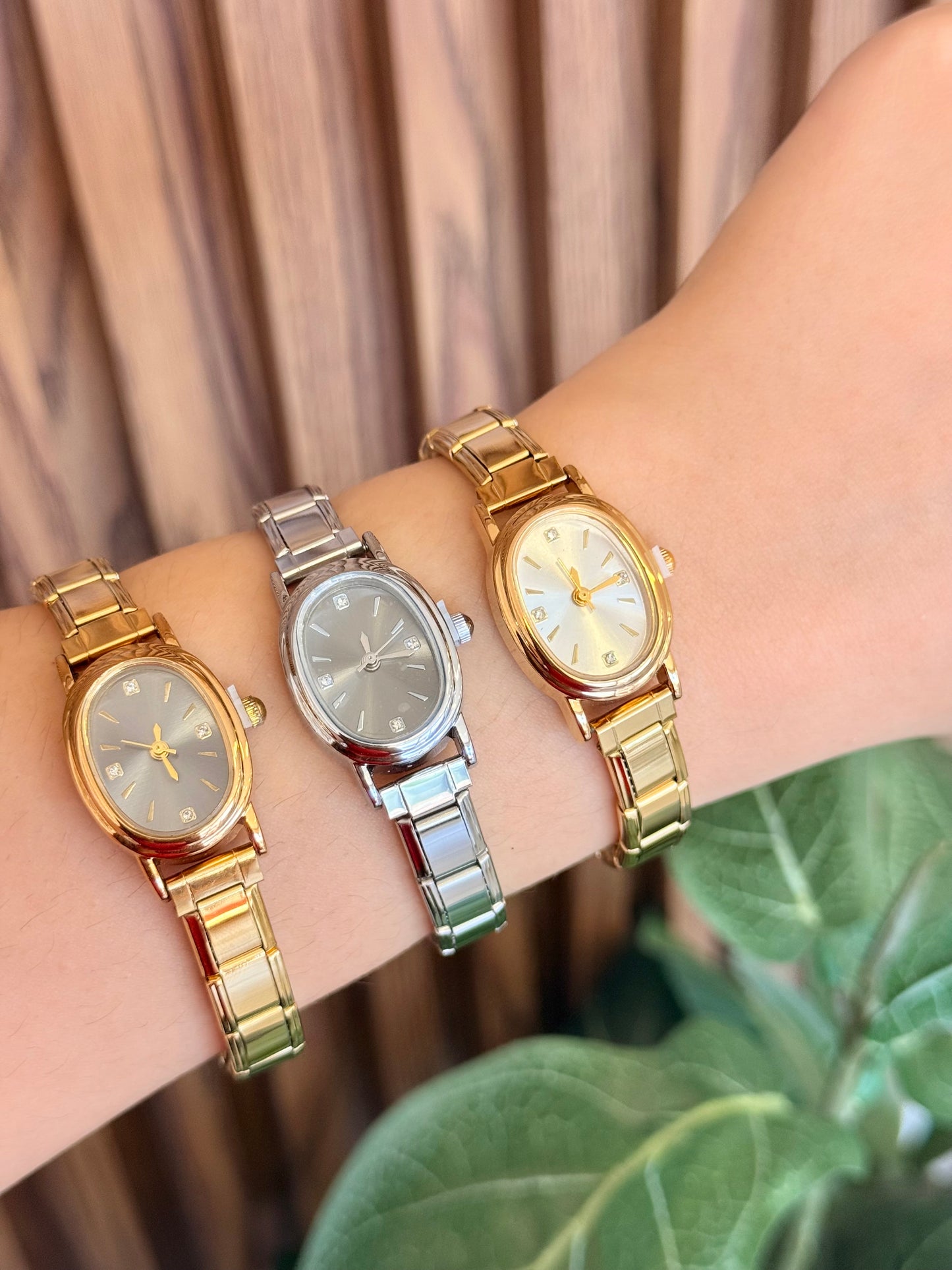 Reloj ovalado chico 4 puntos zirconia