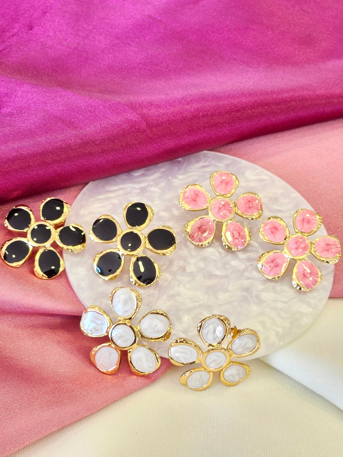 Aretes flor bordes dorados
