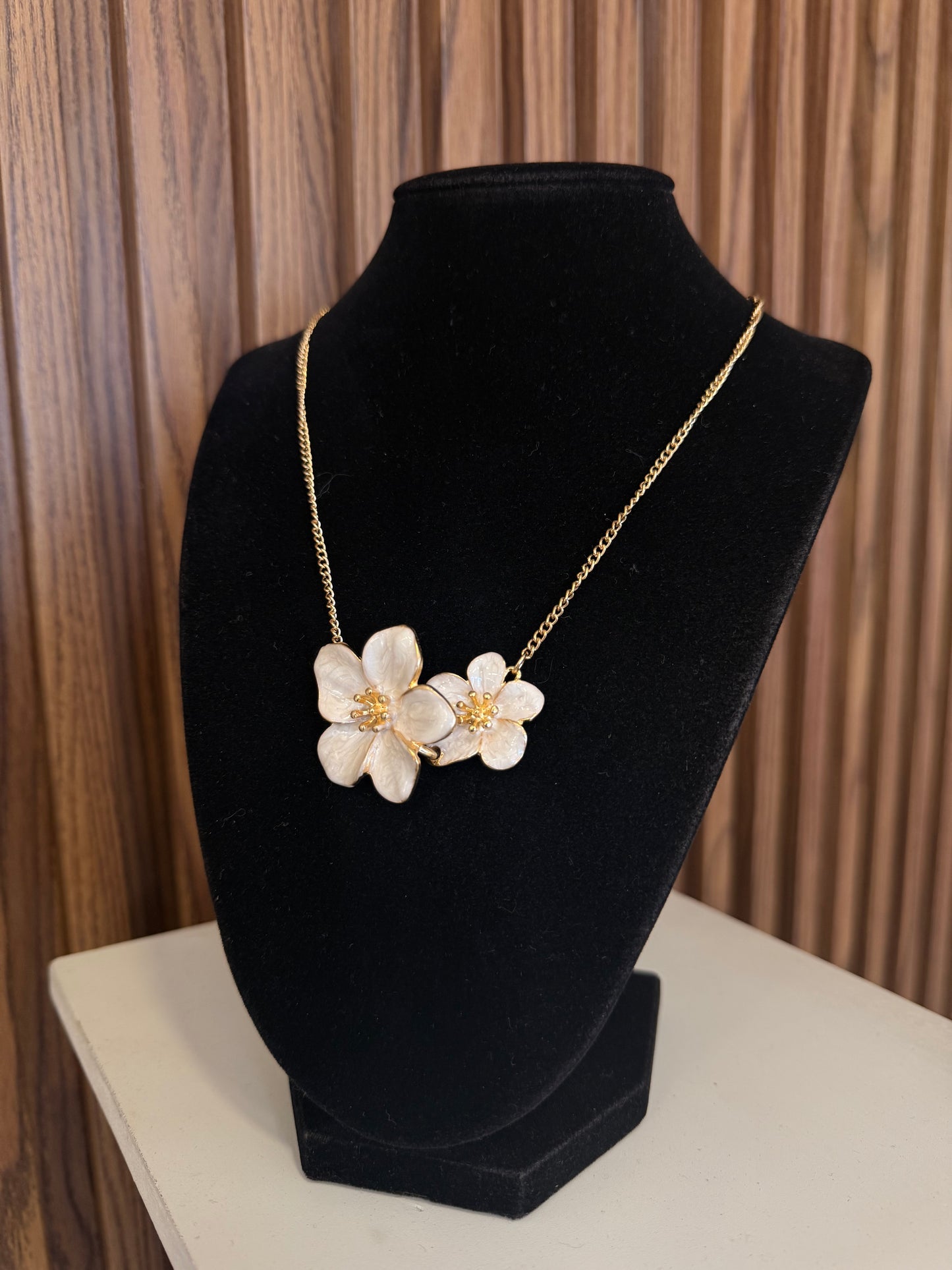 Collar flores blancas #F0.1