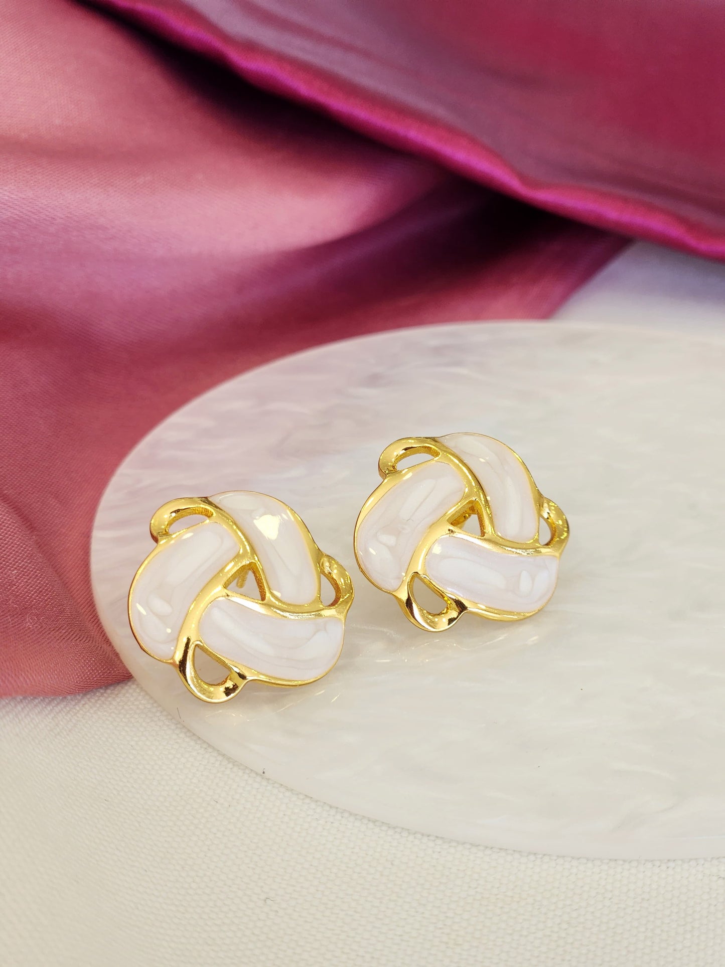 Aretes triangulo entrelazado blanco #K57