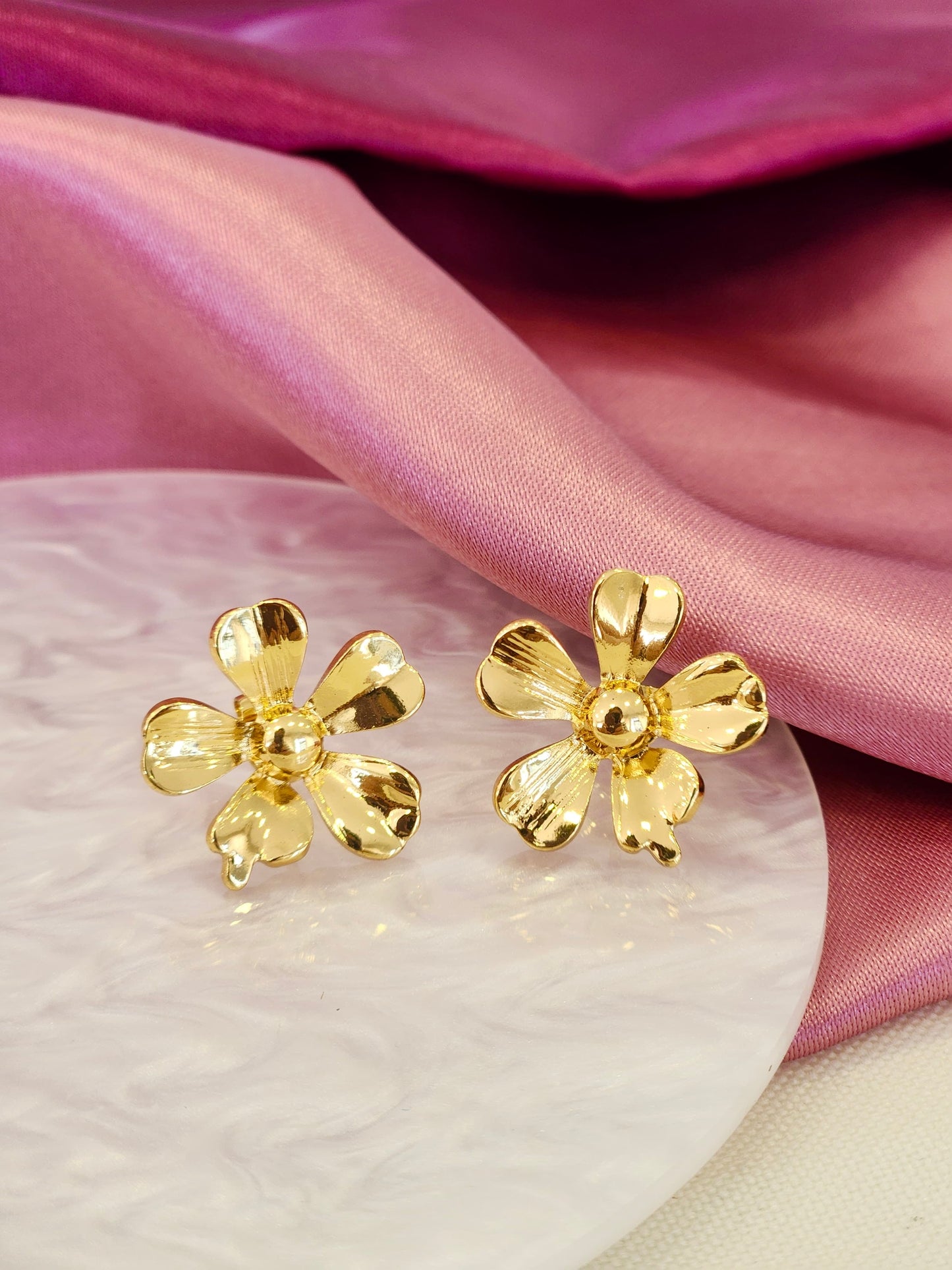 Aretes flor dorada centro circulo #R23