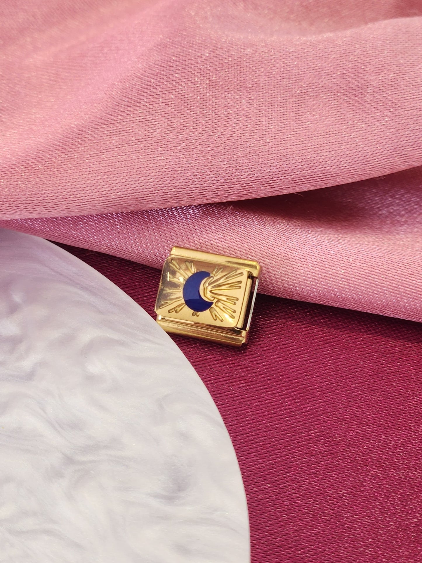Charm dorado luna azul #6