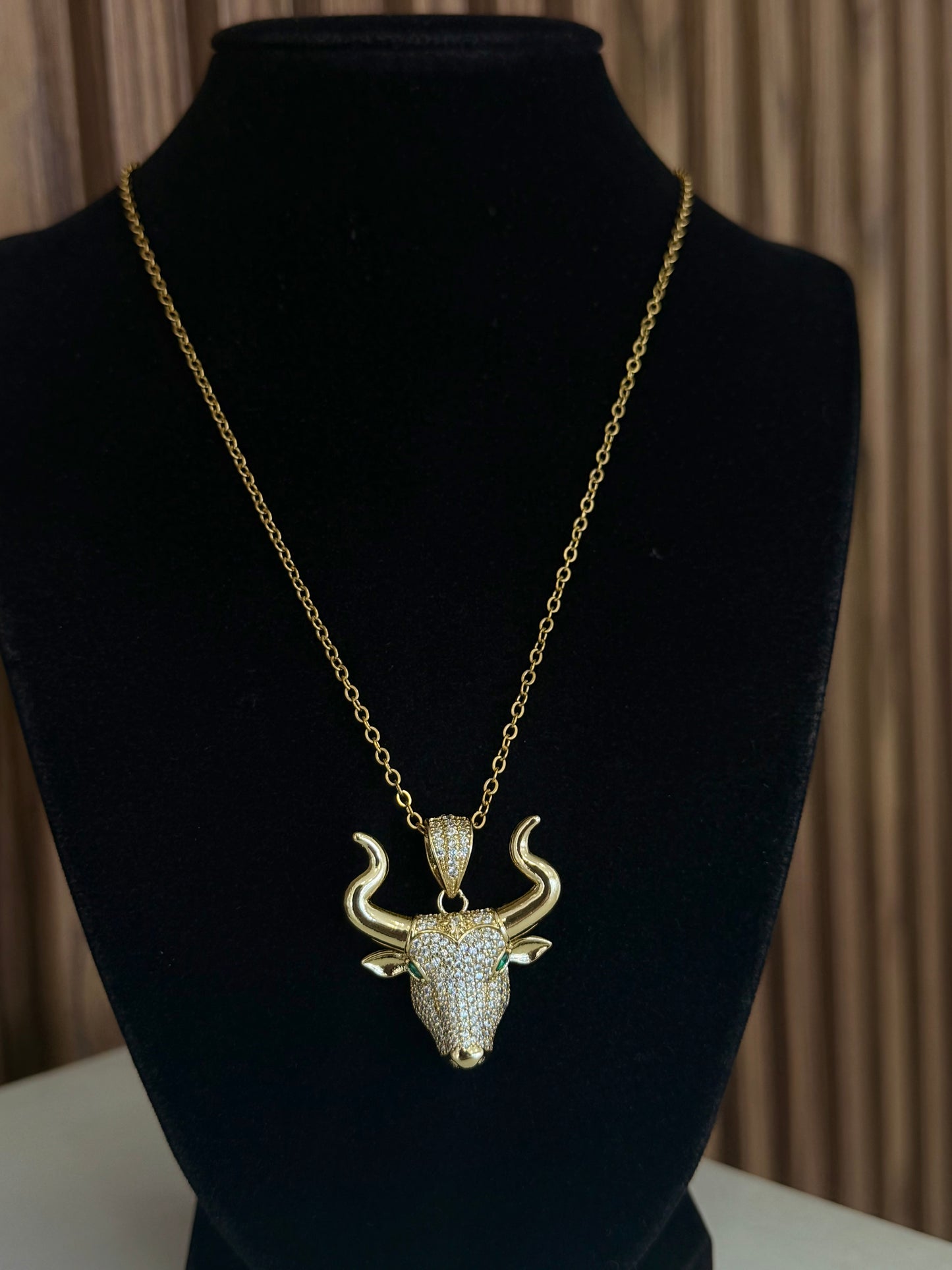 Collar toro ojos verdes # A29