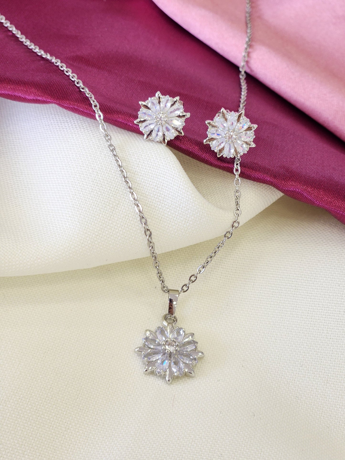 Set collar y aretes flor zirconia