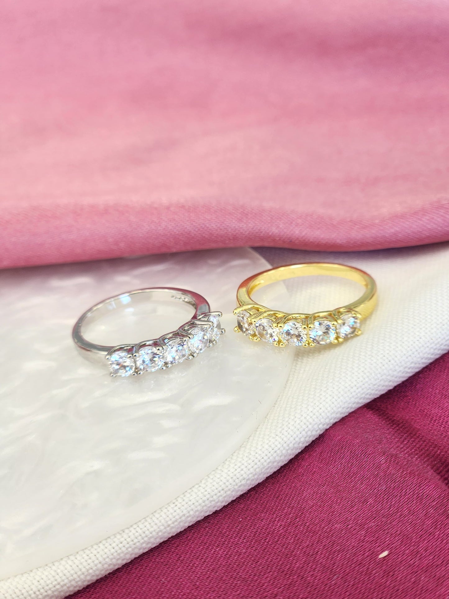 Anillo cinco zirconias #189