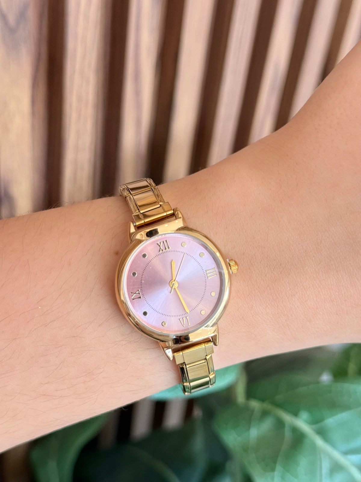 Reloj redondo rosa puntos