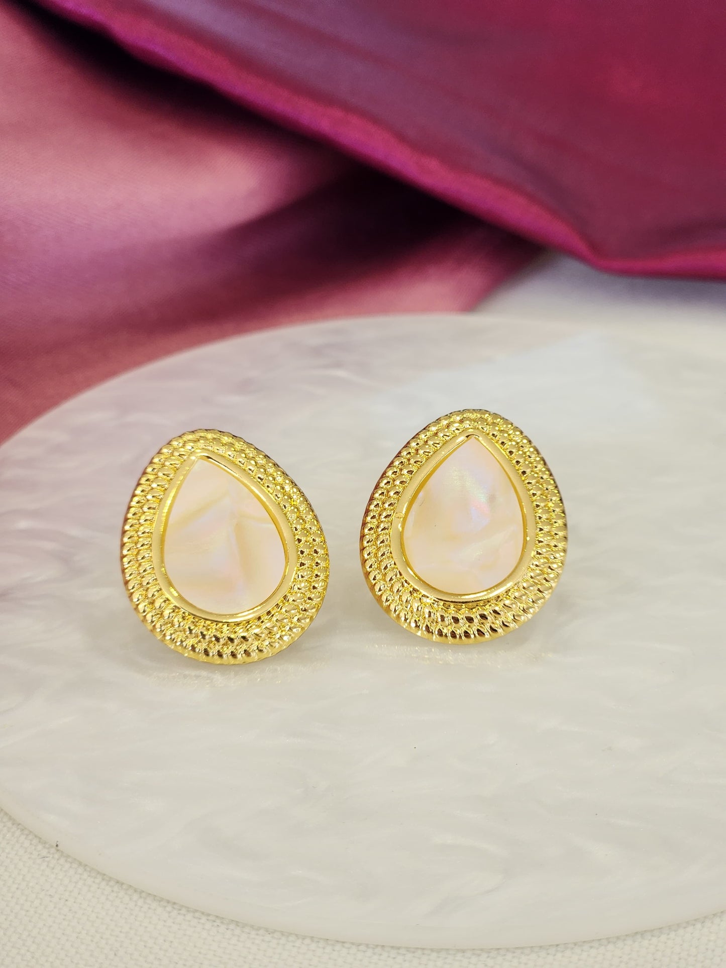 Aretes gota madre perla tornasol borde dorado #K35