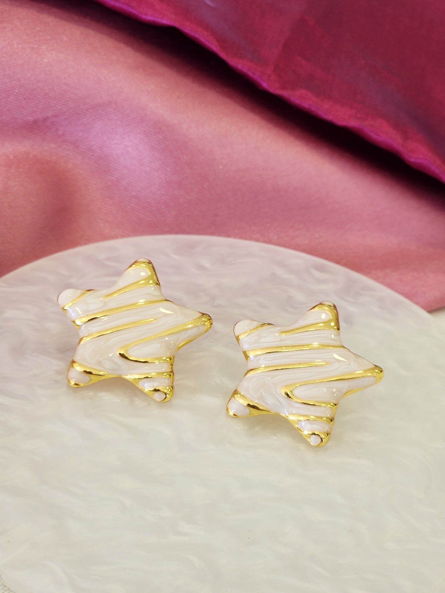 Aretes estrella blanca lineas doradas #J3