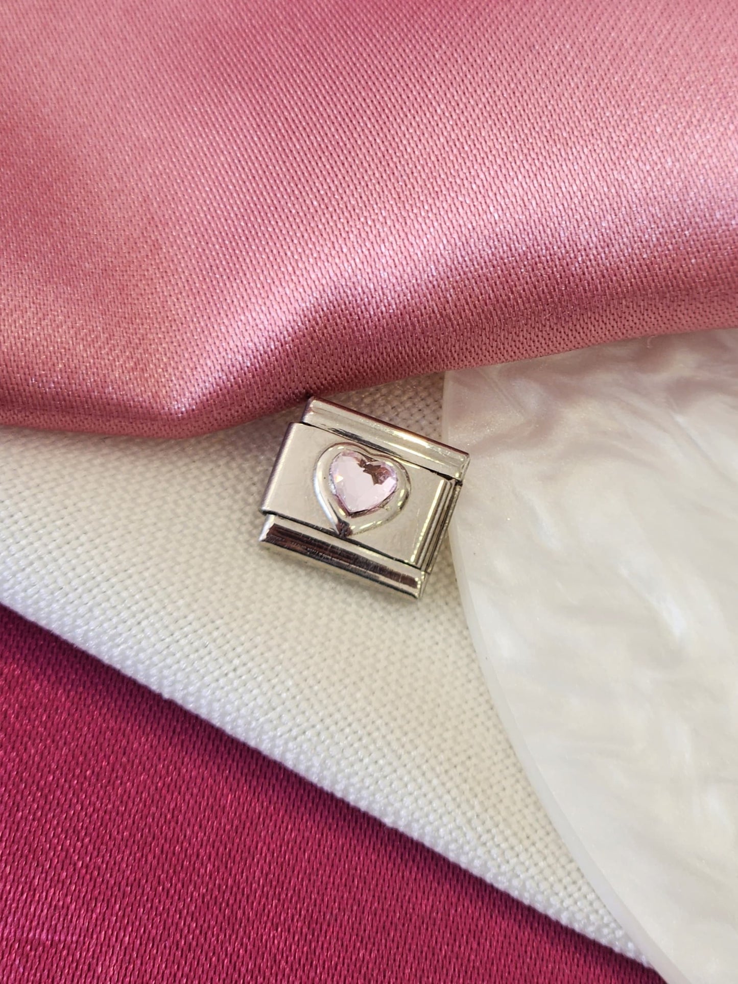 Charm corazon rosa bajito #4