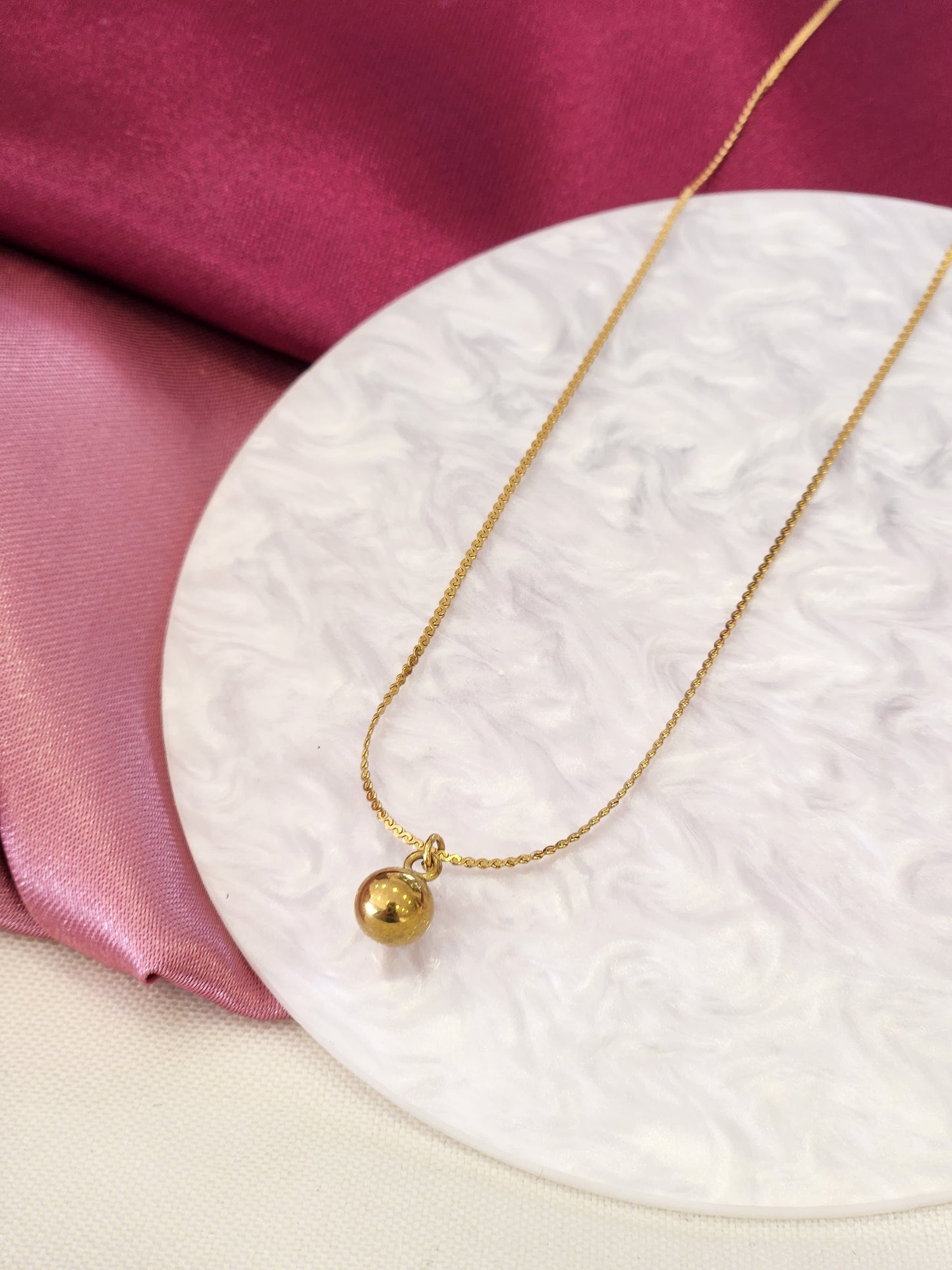 Collar esfera mini dorada