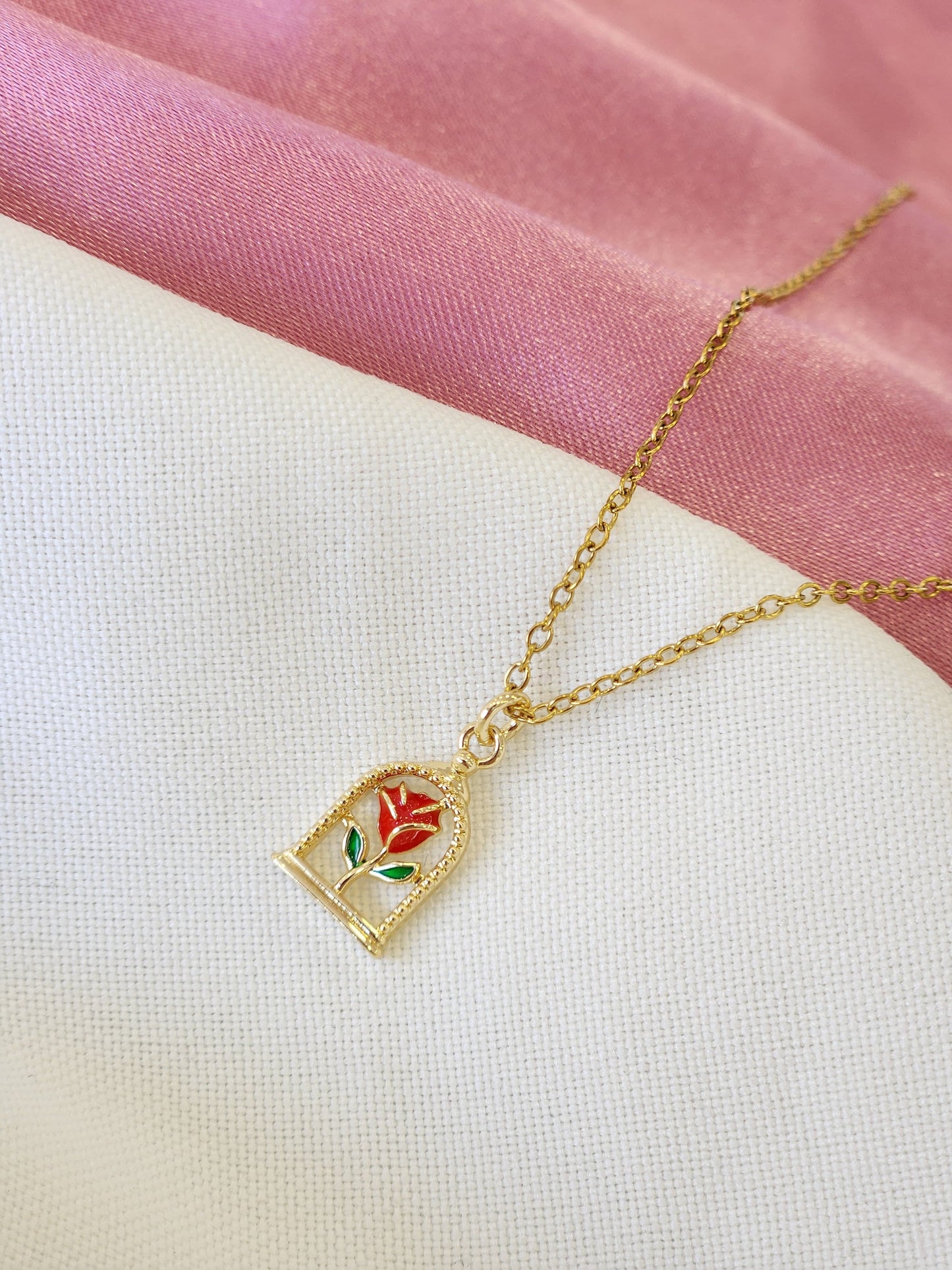 Collar rosa roja con verde mini en marco #DD