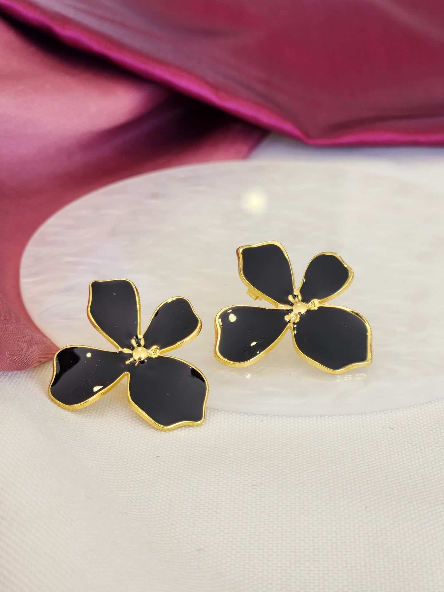 Aretes flor negra 4 petalos irregulares #K32