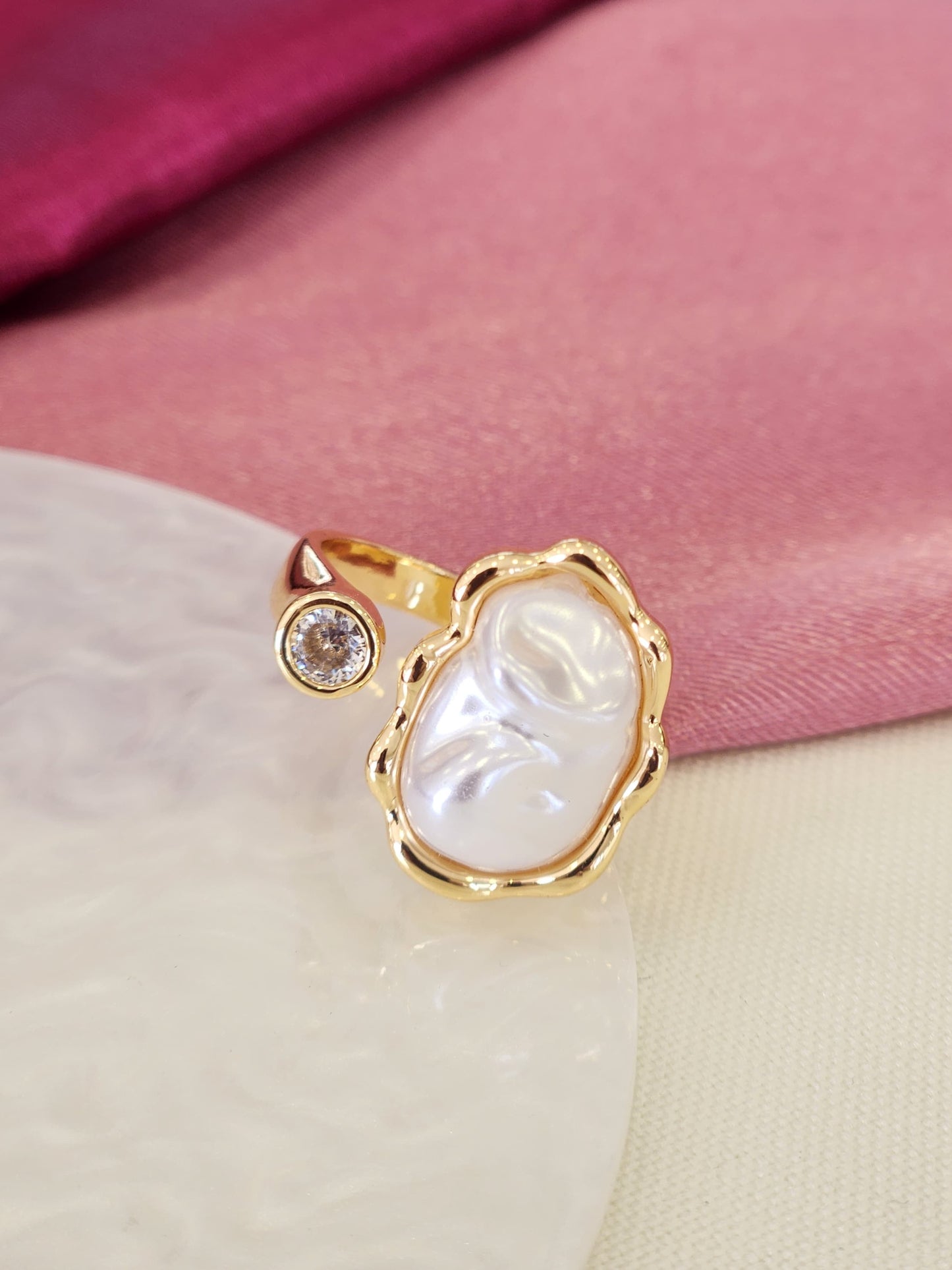 Anillo madre perla con punto zirconia