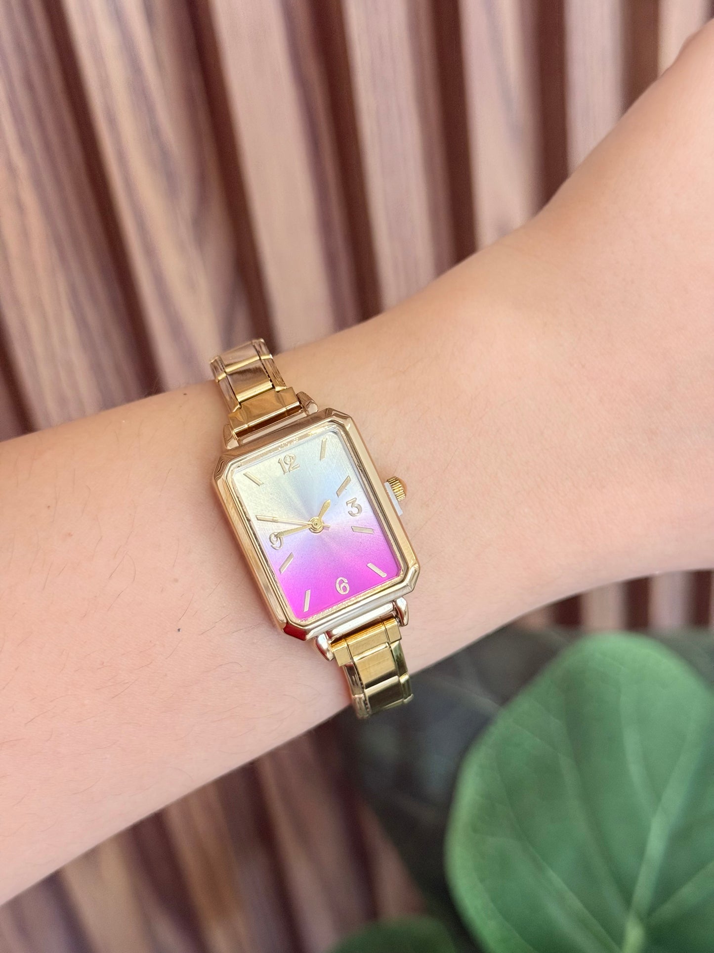 Reloj dorado difuminado rosa fuerte numeros K31