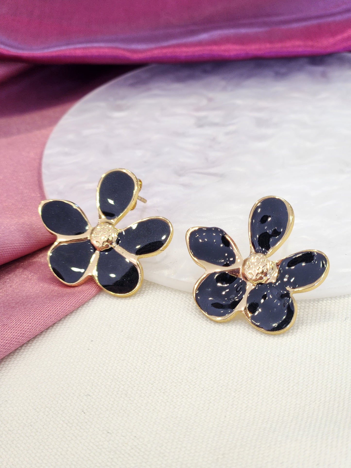 Aretes flor petalos negros delgados #J0