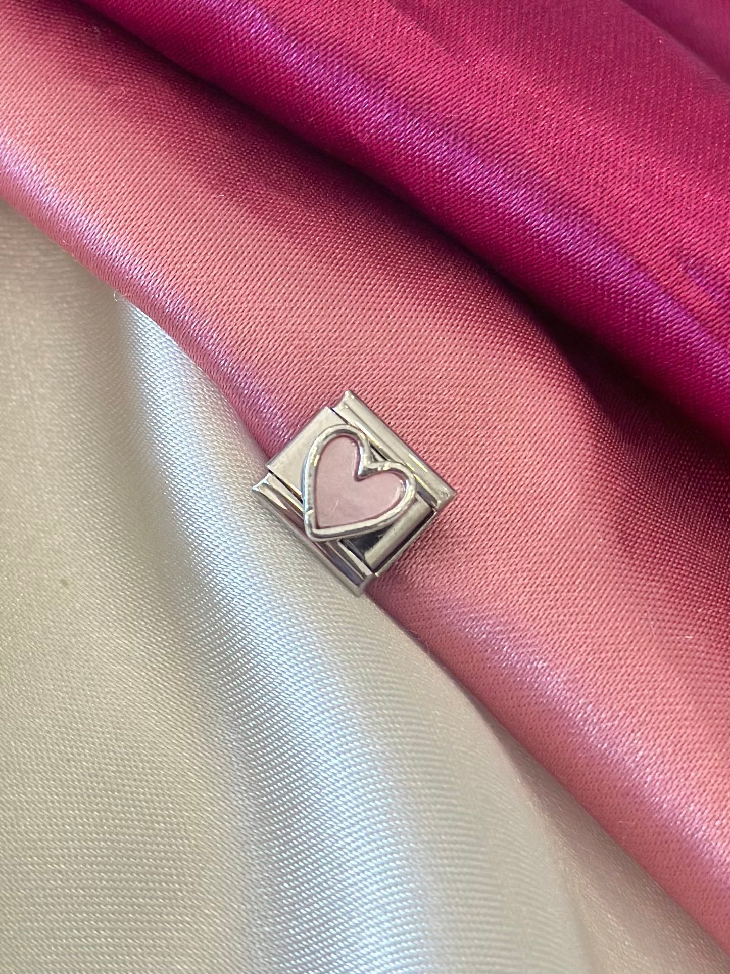 Charm corazon rosa contorno plateado #5