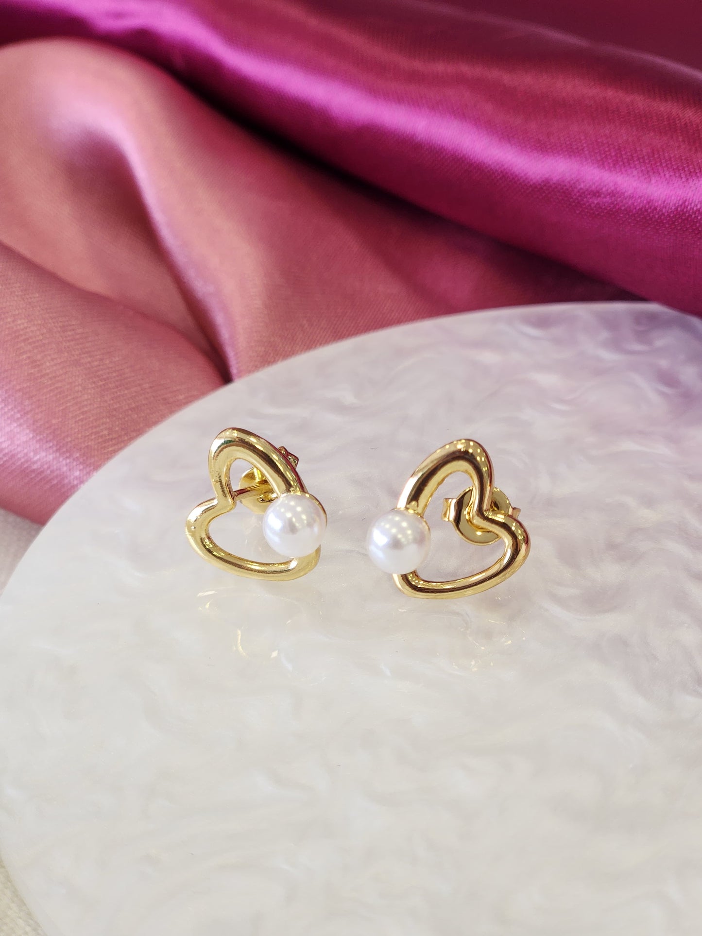 Aretes corazon hueco perla