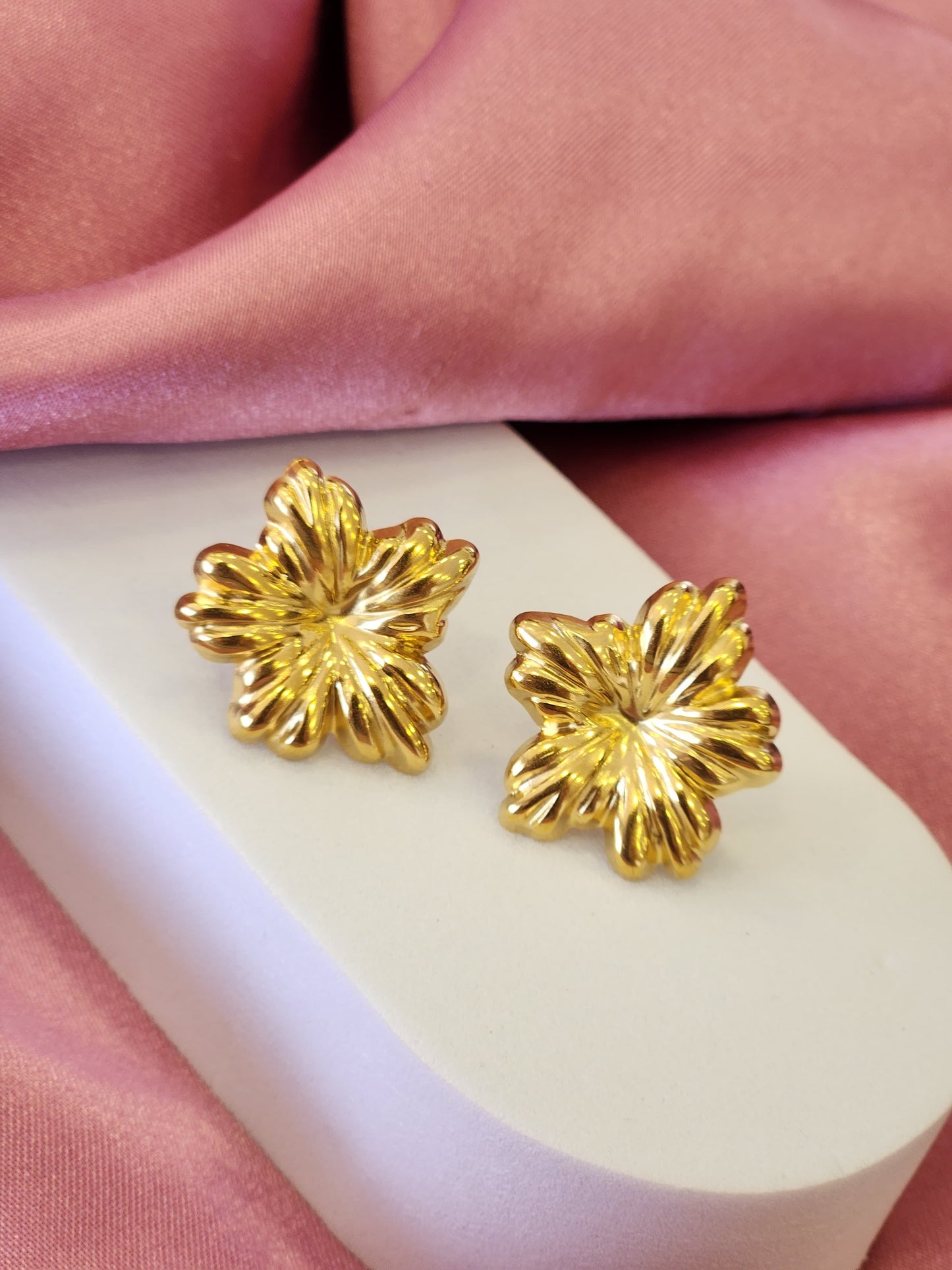 Aretes flor hawaiana dorada #F6.3