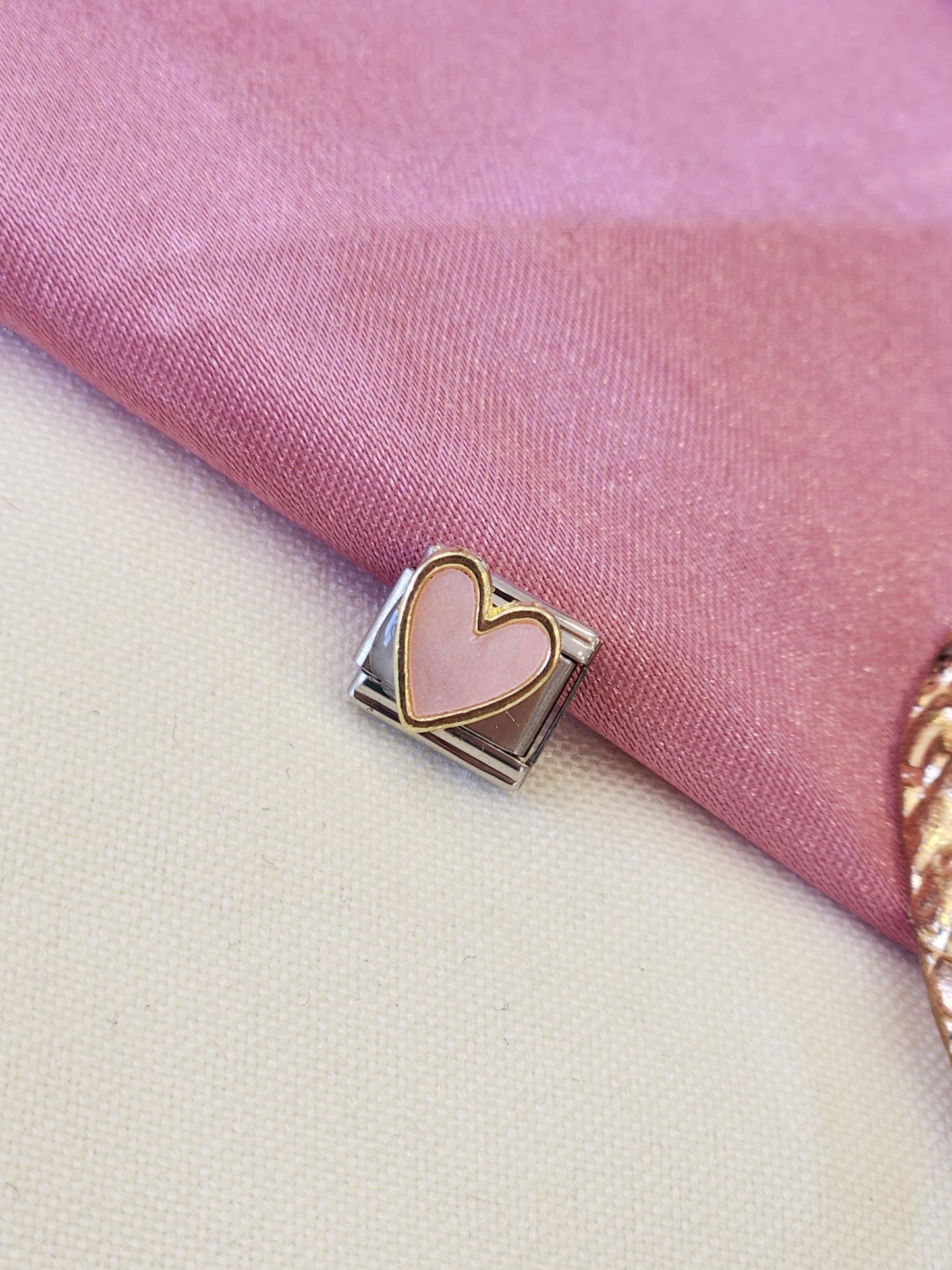 Charm corazon rosa contorno dorado #15