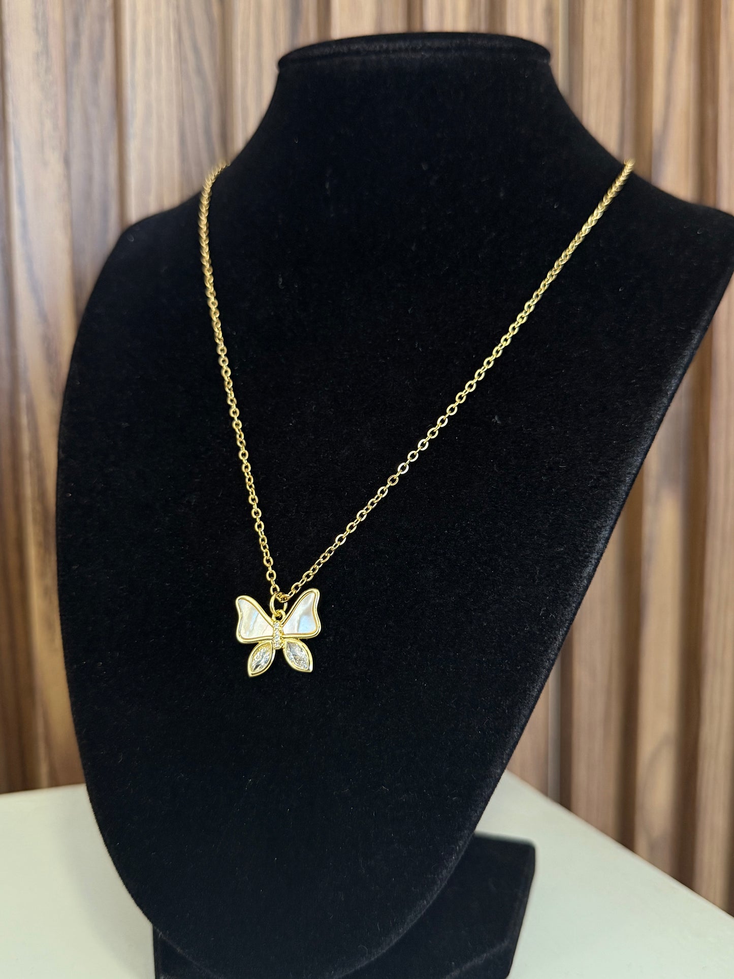 Collar mariposa madre perla superior zirconia inferior #L14