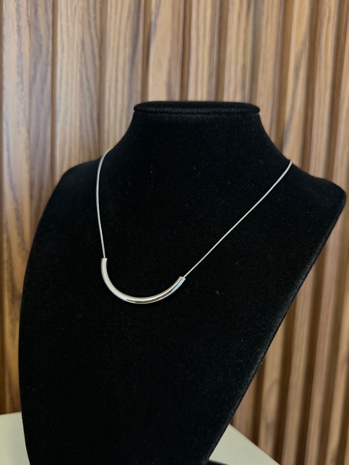 Collar en U alargado
