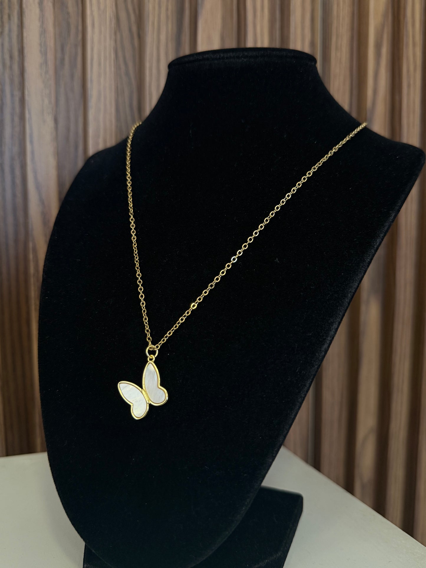 Collar mariposa madre perla lado # yy