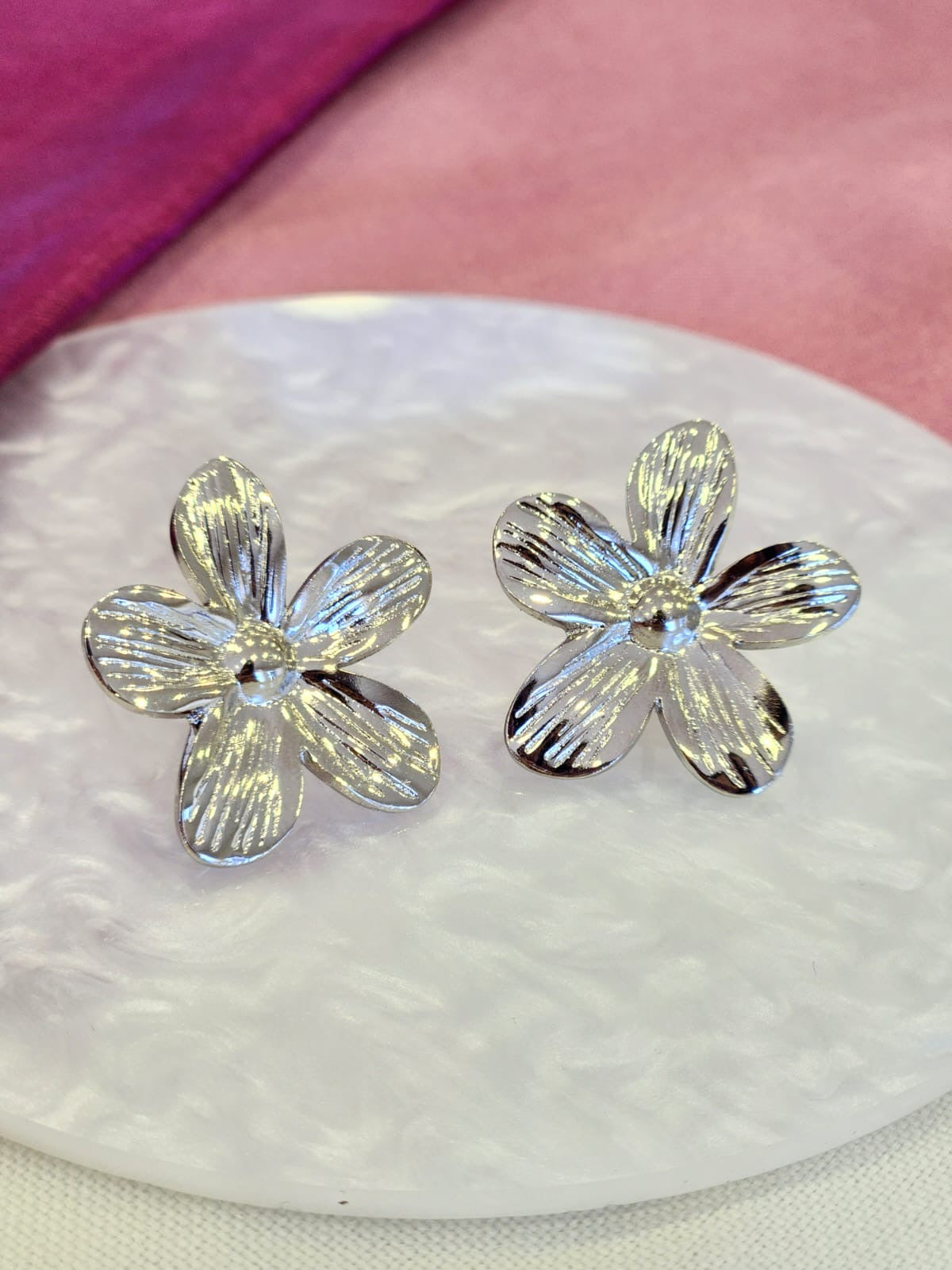 Aretes flor redonda con rayas plateada #L14