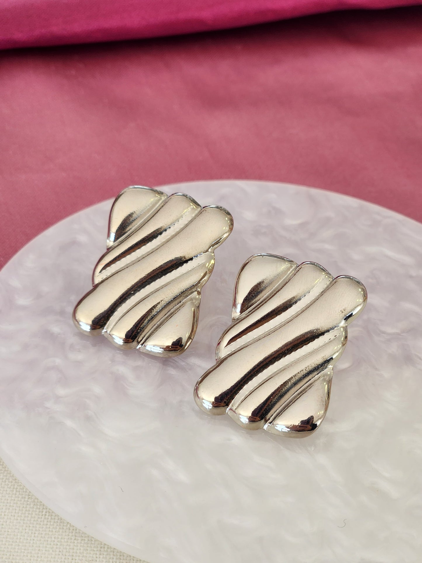 Aretes rectangulares lineas diagonal plateado #K27