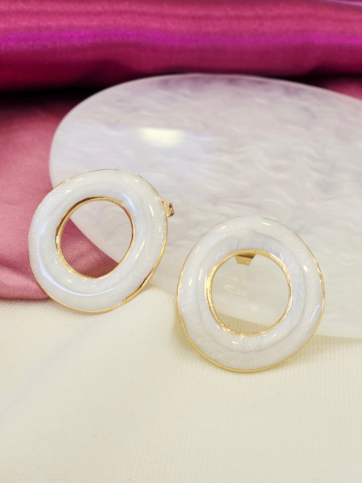 Aretes circulo hueco blanco