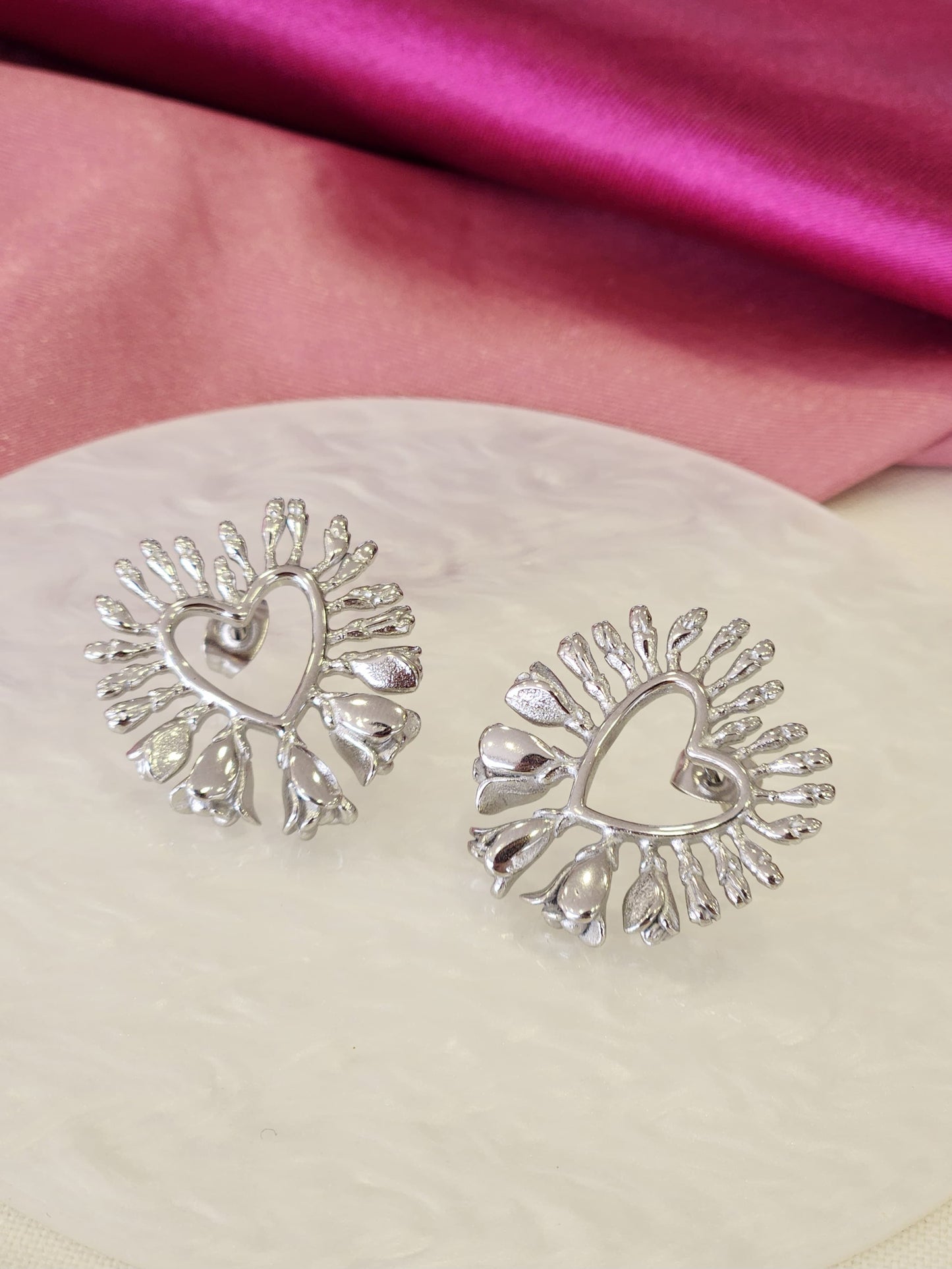 Aretes corazon hueco en medio con flores al rededor #J30