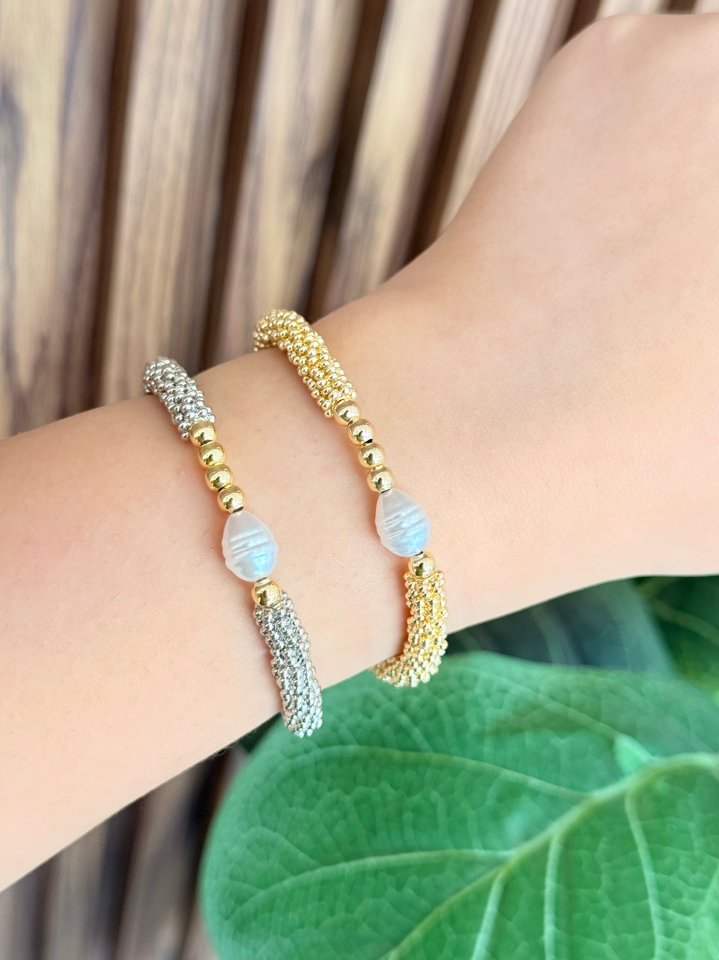 Pulsera bolitas múltiples tamaños con perla al centro