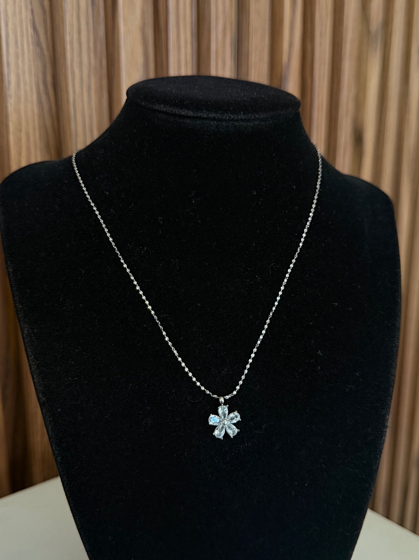 Collar flor zirconia plateada #F50.1