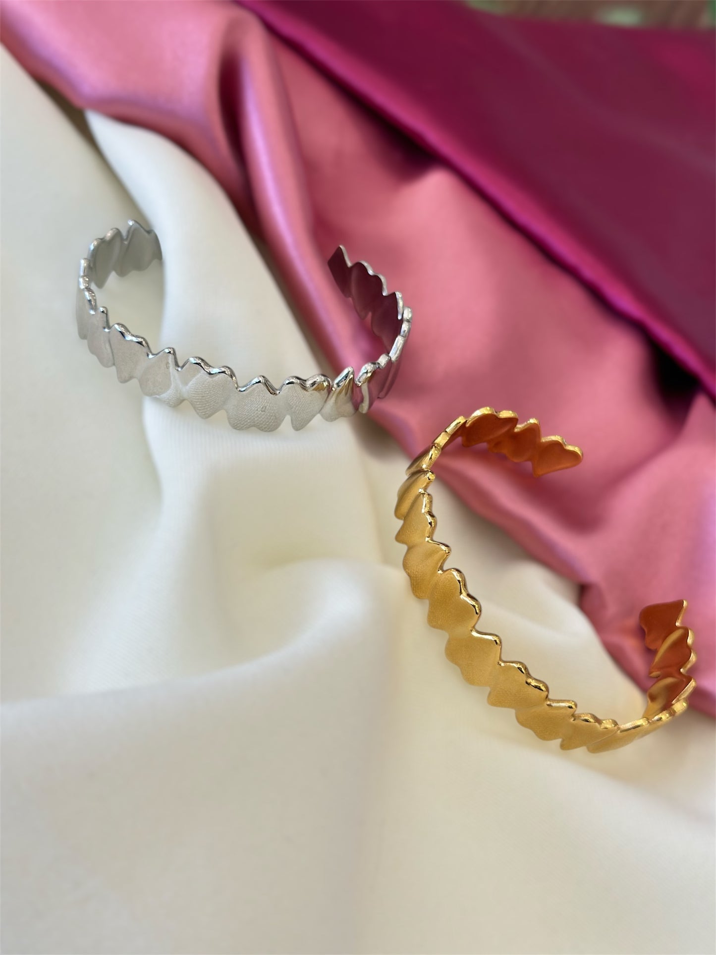 Pulsera rigida de corazones sólidos alargados #C141
