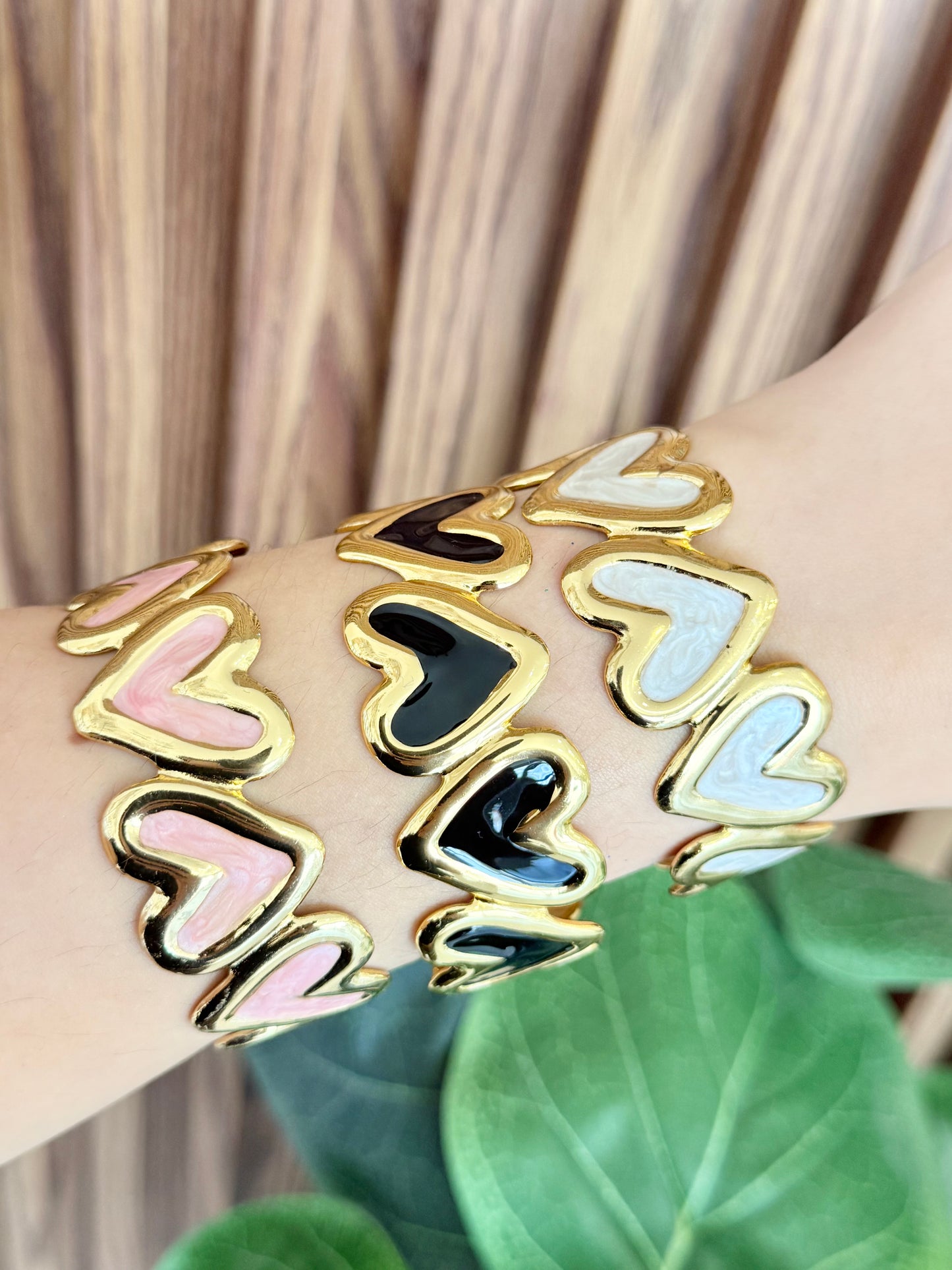 Pulsera corazones contorno dorado