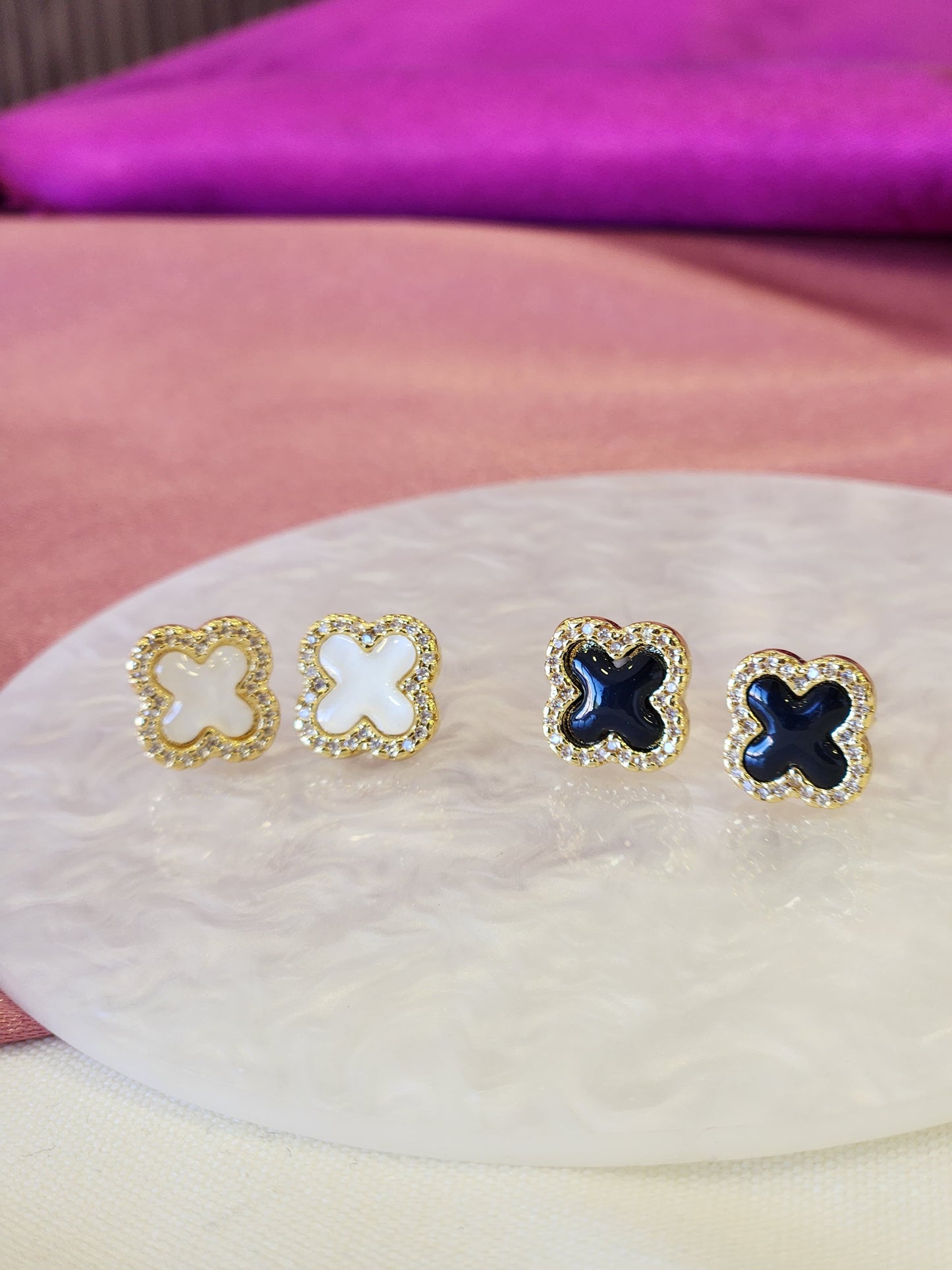 Aretes trebol con zirconia al rededor