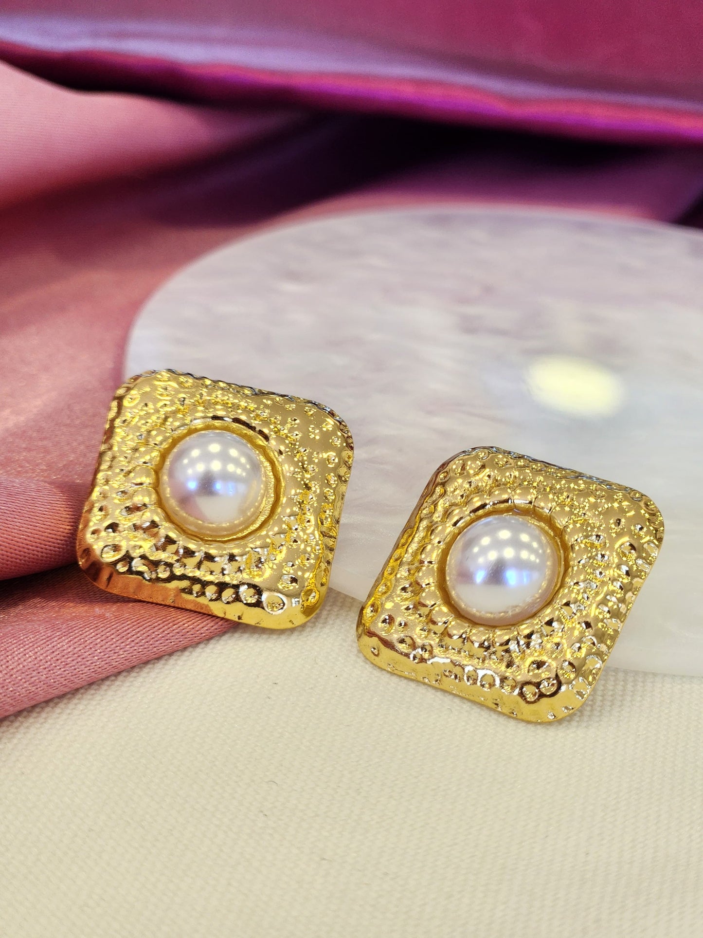 Aretes cuadrados martillados con perla al centro #F50